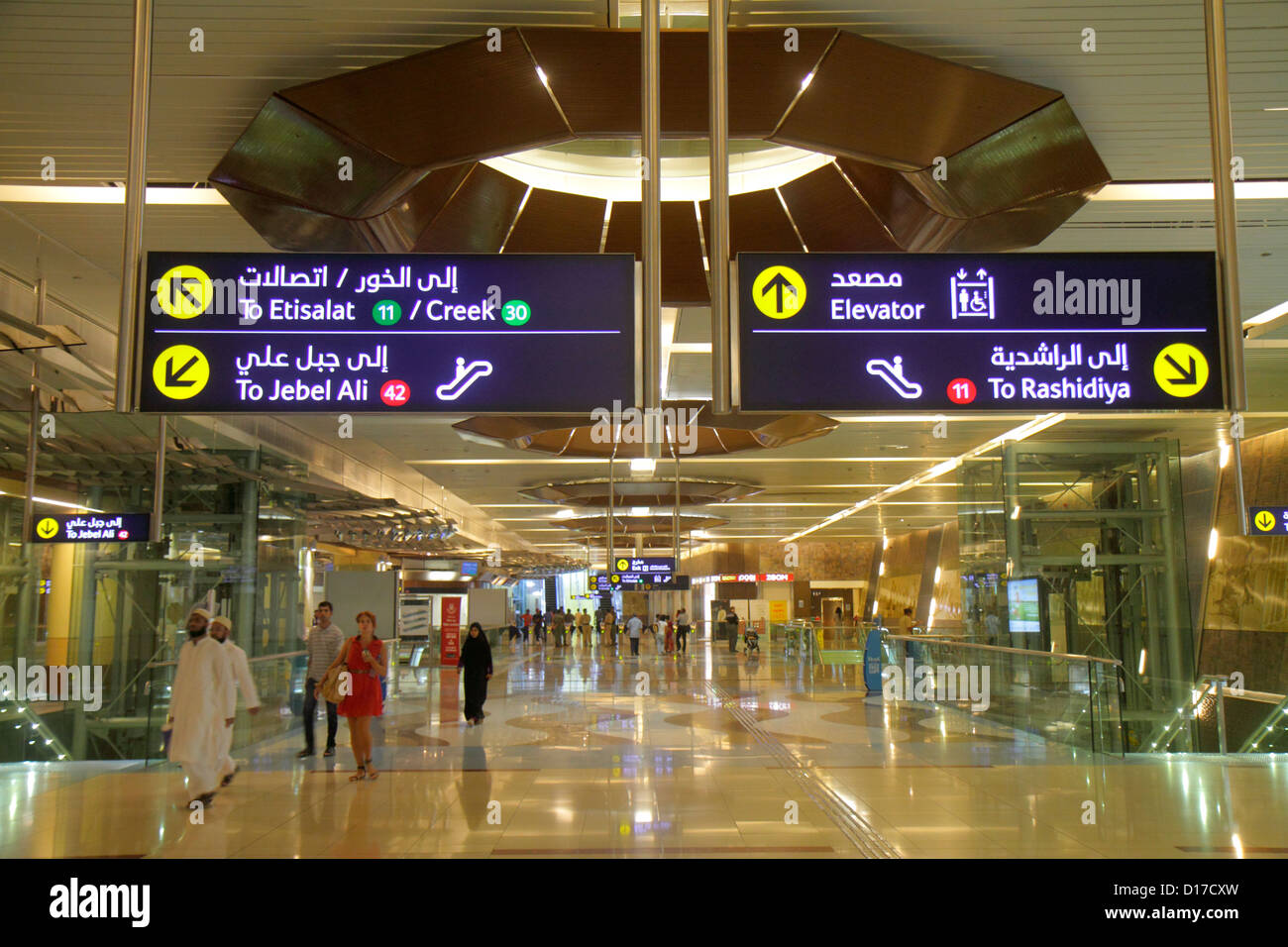Dubai UAE,Emirati Arabi Uniti,Deira,al Rigga,Union Metro Station,Red Green Line,metropolitana,treno,treno,interni,design,inglese,arabo,lingua,bil Foto Stock