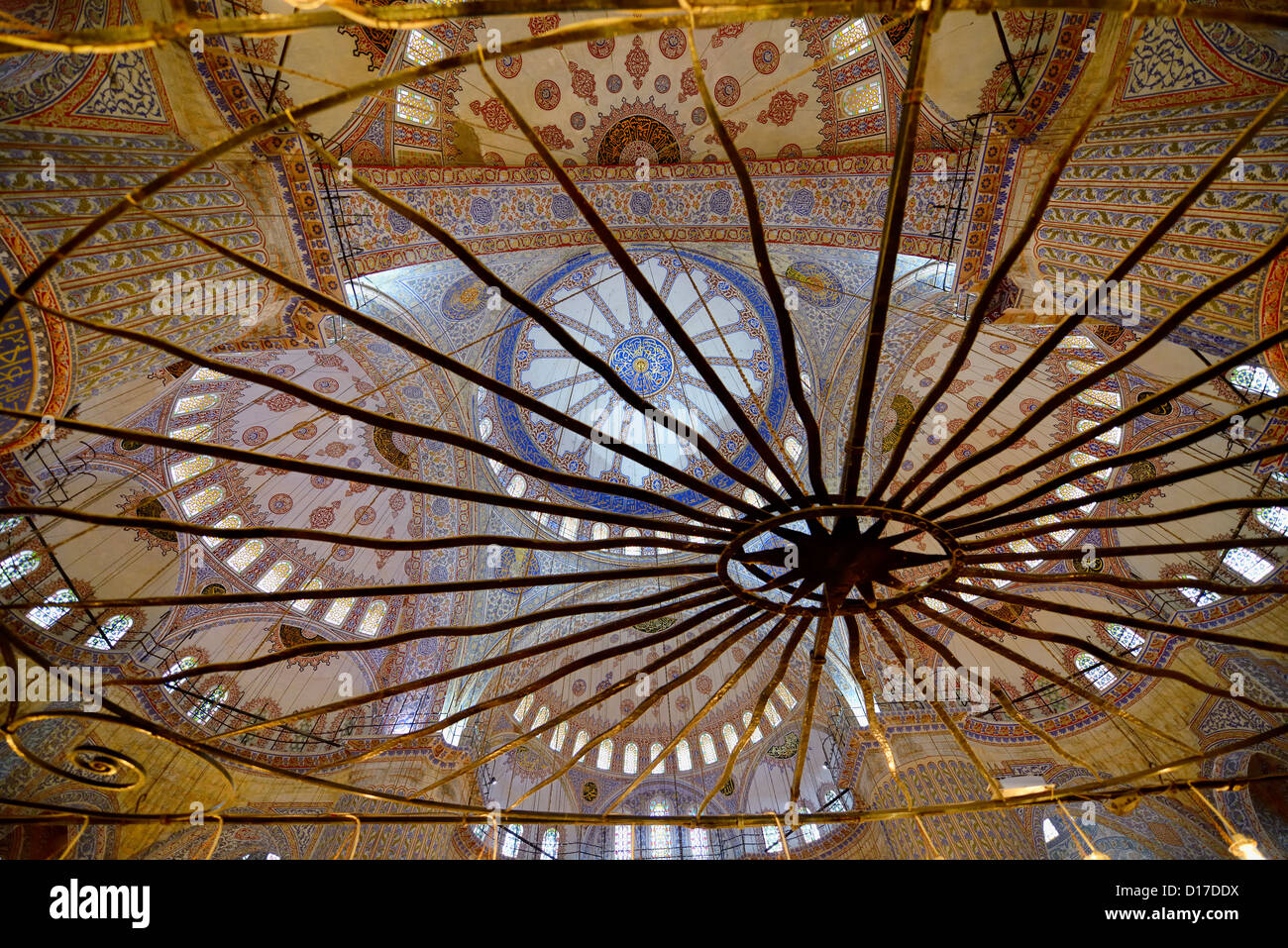 Il soffitto della Moschea Blu Istanbul Turchia visto attraverso il ferro battuto lampadario a stella Foto Stock