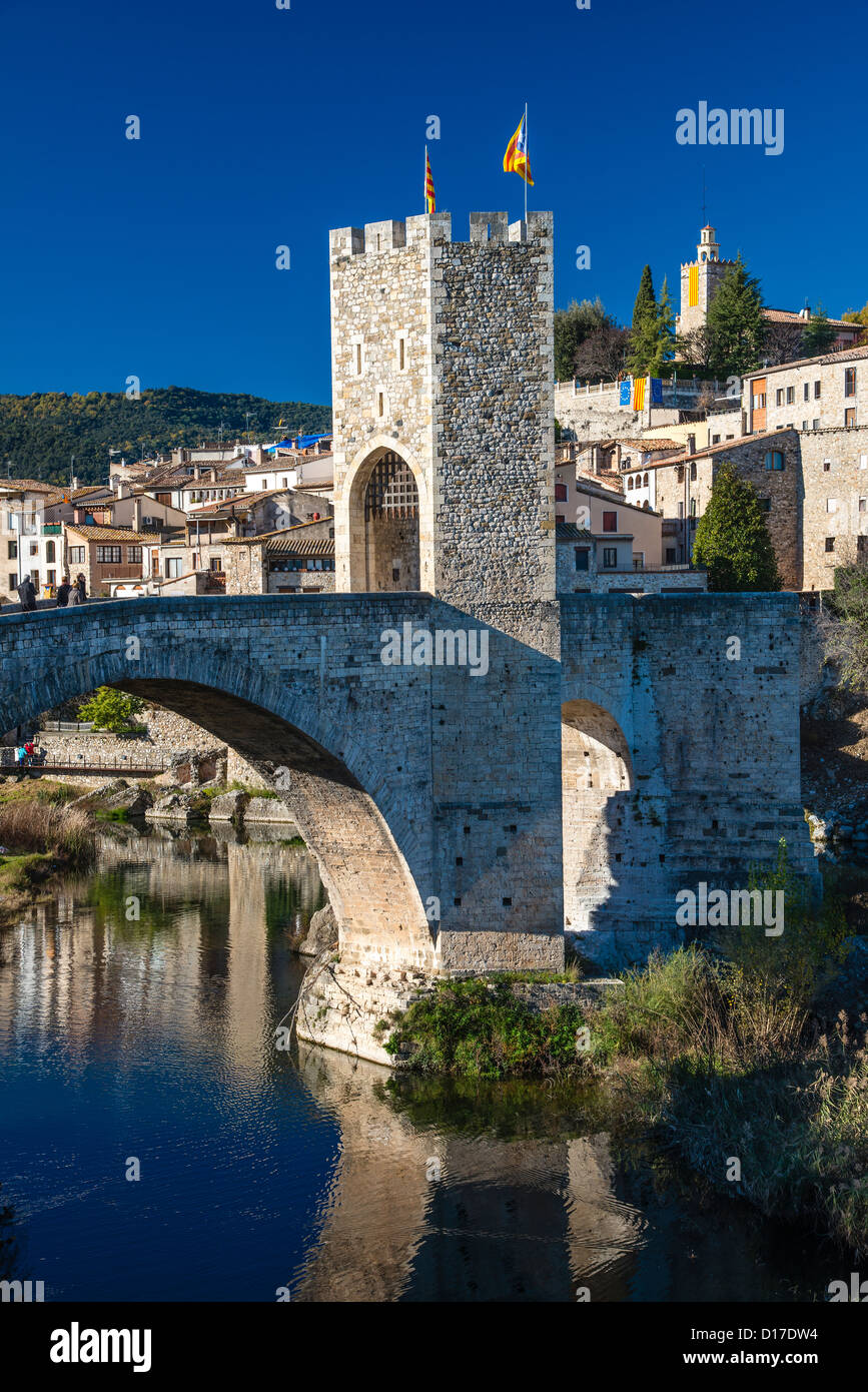 Il Romanico vecchio ponte di pietra sul fiume Fluvià, Besalú, Catalogna (Spagna) Foto Stock