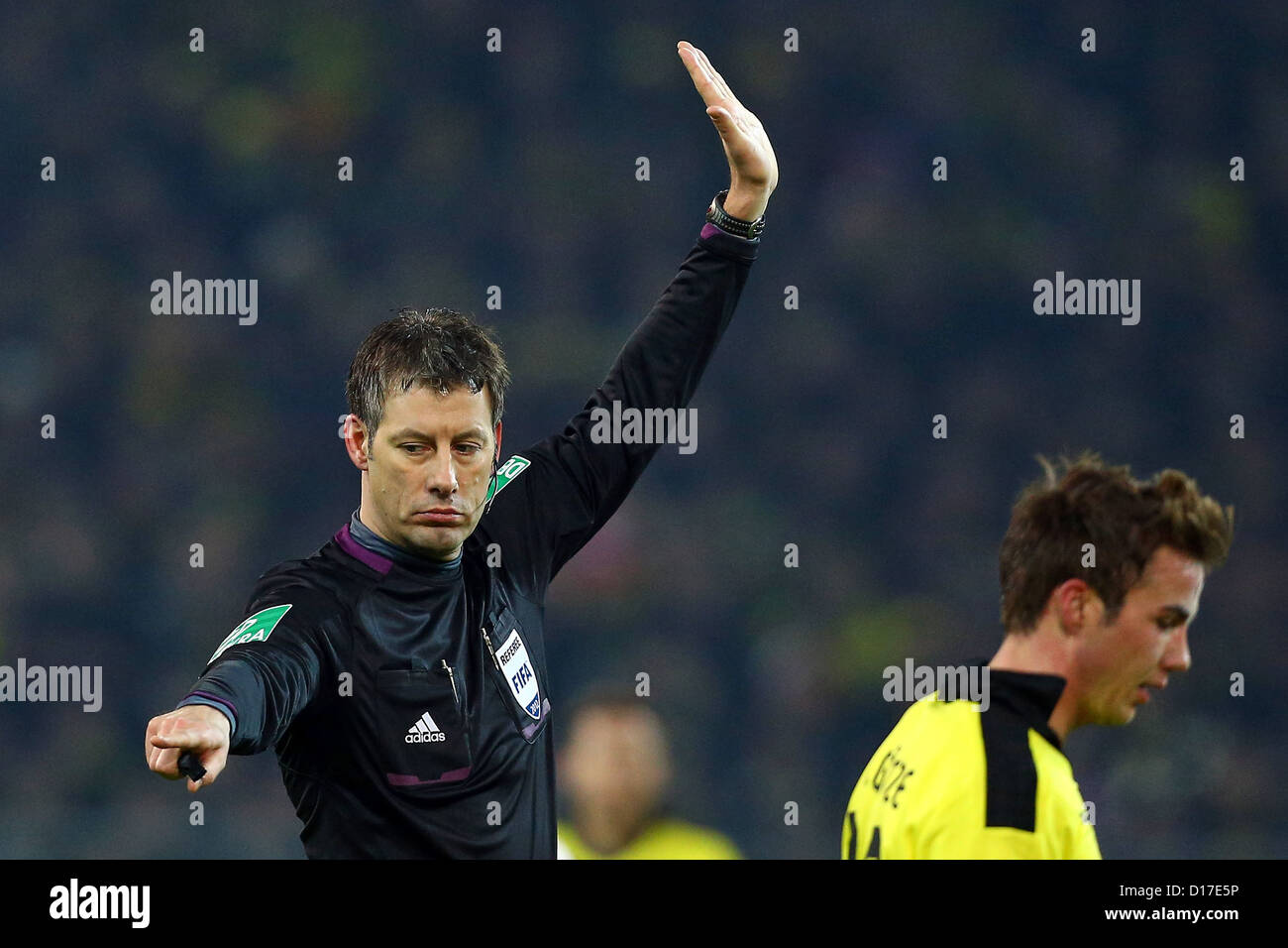 Fußball Bundesliga 16. Spieltag: Borussia Dortmund - VfL Wolfsburg am 08.12.2012 im Signal Iduna Park di Dortmund (Renania settentrionale-Vestfalia). Schiedsrichter Wolfgang Stark zeigt eine Entscheidung un. Foto: Kevin Kurek/dpa Foto Stock