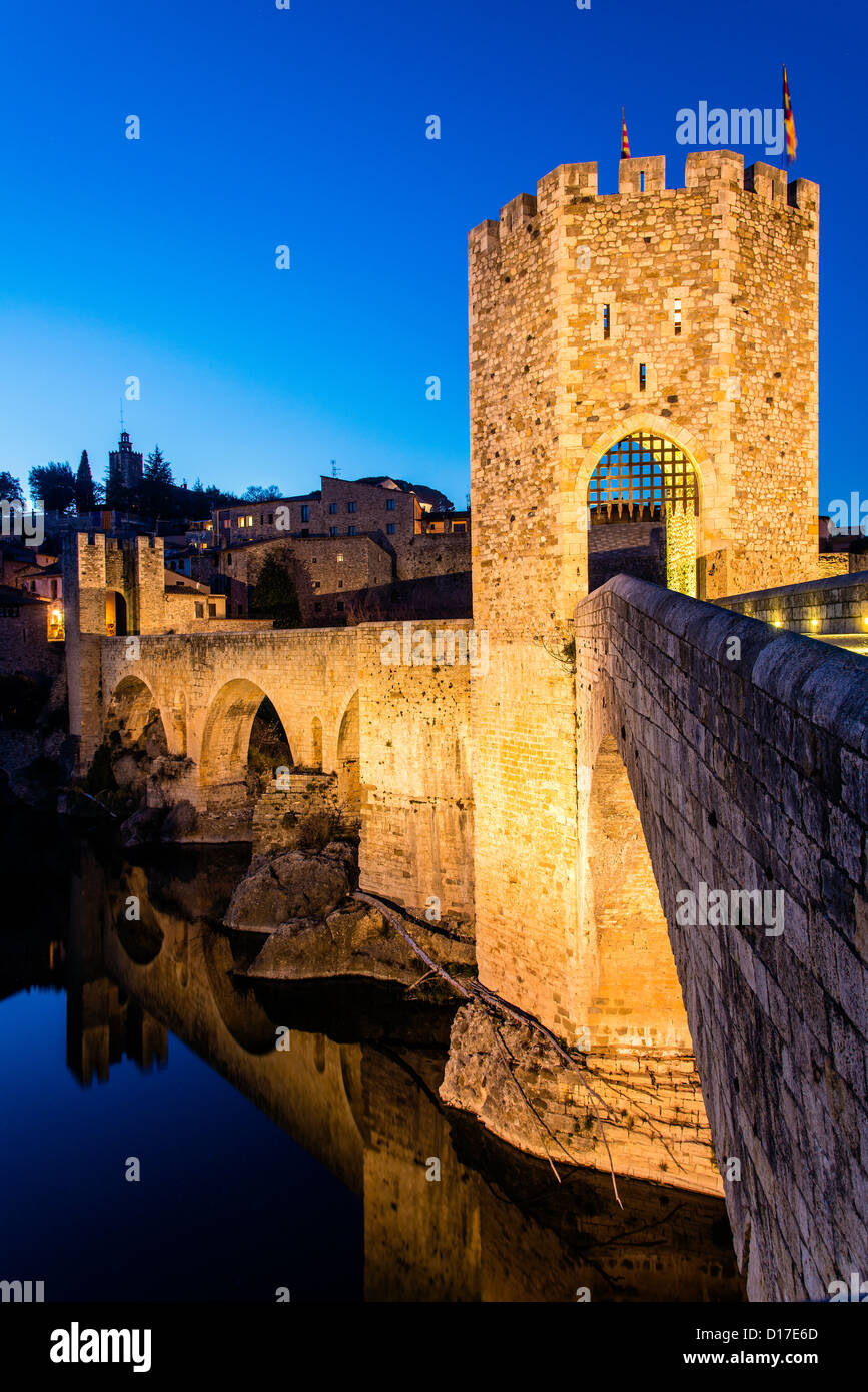 Il Romanico vecchio ponte di pietra sul fiume Fluvià di notte, Besalú, Catalogna (Spagna) Foto Stock