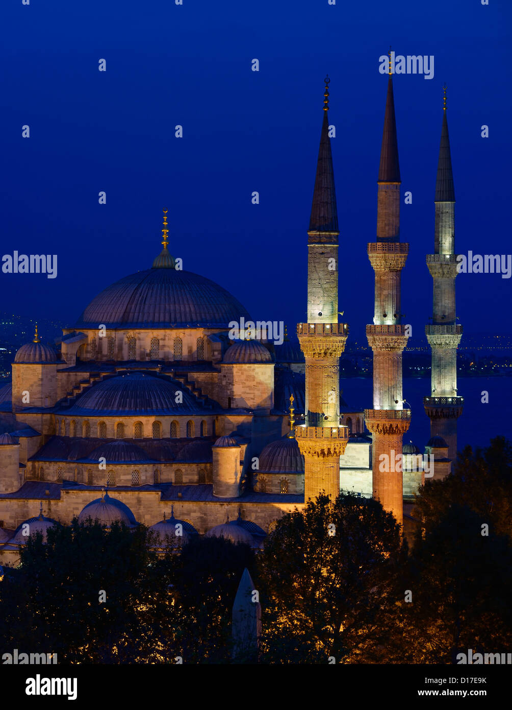 Tre minareti di lit Moschea Blu al tramonto sul Bosforo Sultanahmet Istanbul Turchia Foto Stock