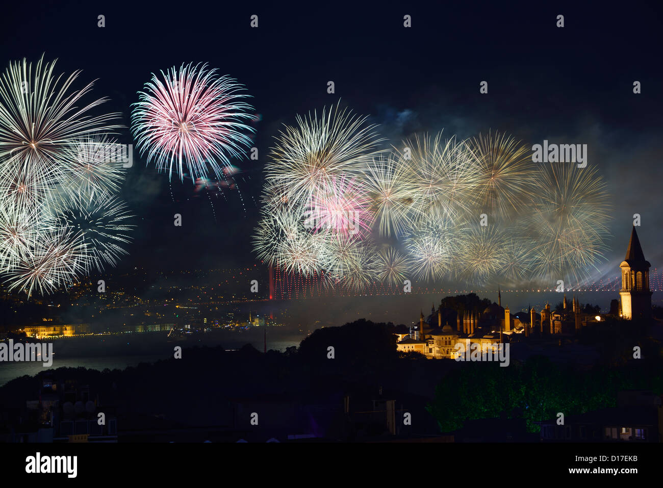 Spettacolo di luci sul Ponte sul Bosforo con fuochi d'artificio e le luci della notte sul palazzo Topkapi Istanbul Turchia Foto Stock
