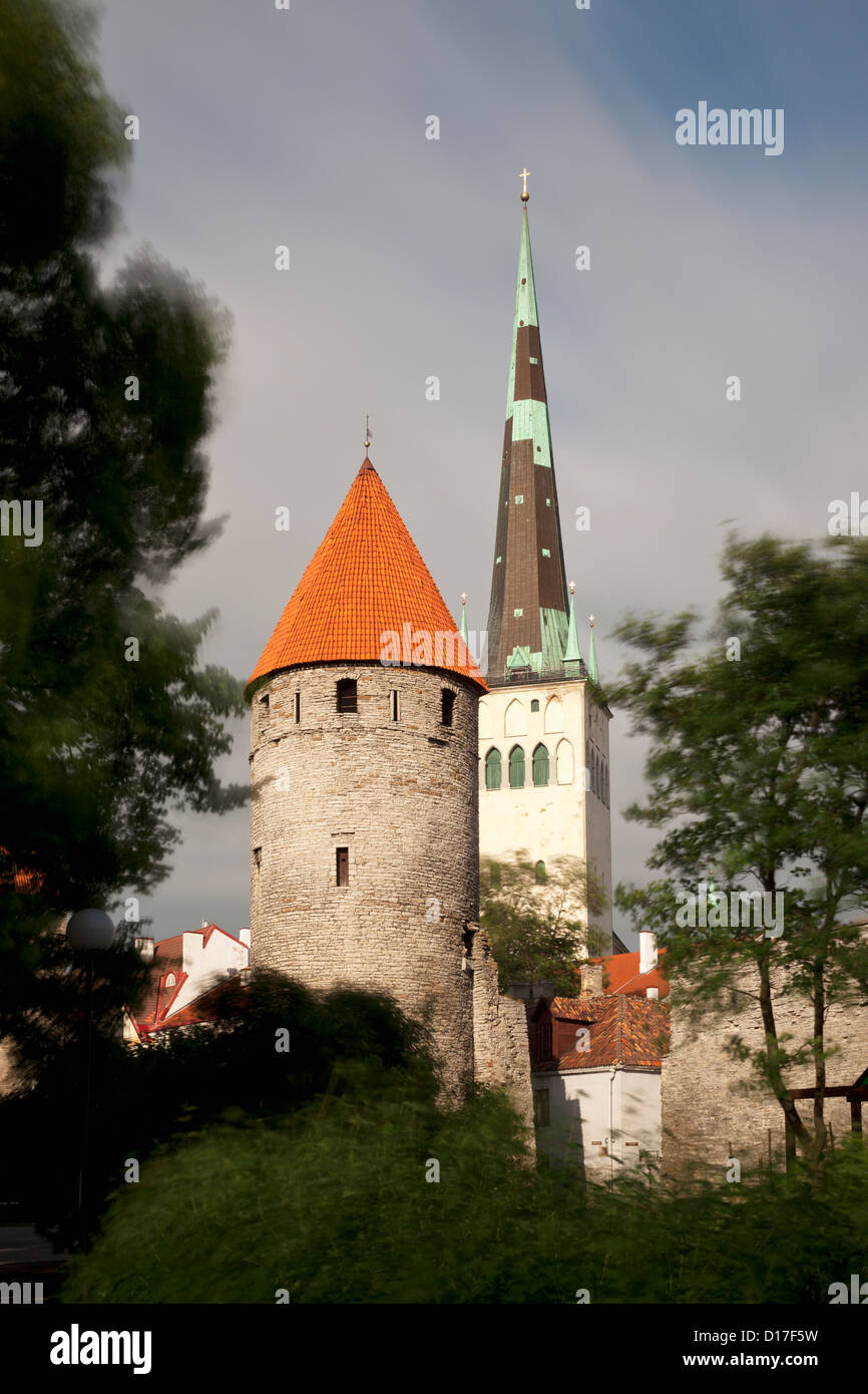 Mura medievali della città e la chiesa il campanile Foto Stock