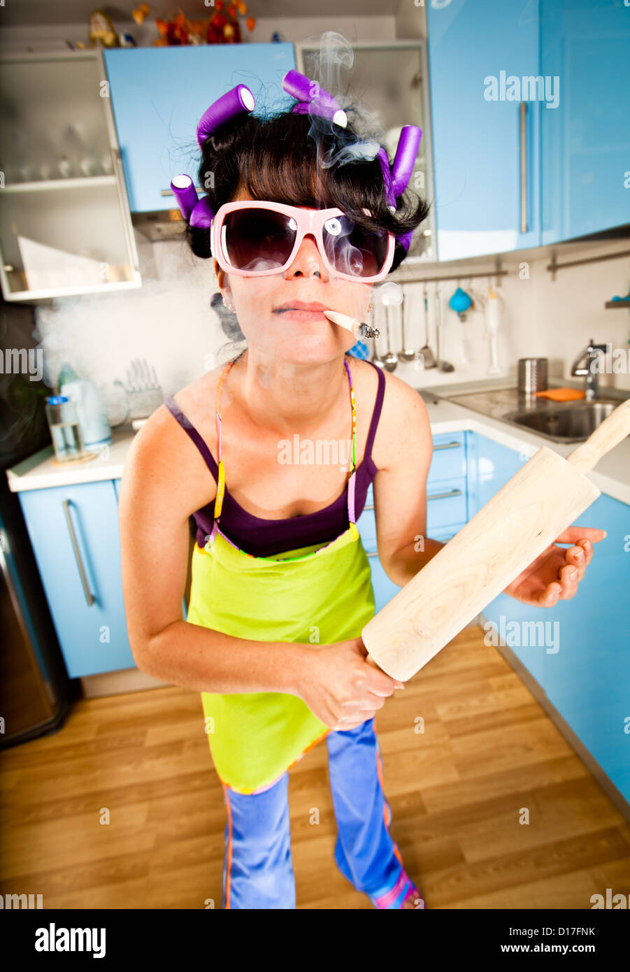 Crazy casalinga in un interno di cucina Foto Stock
