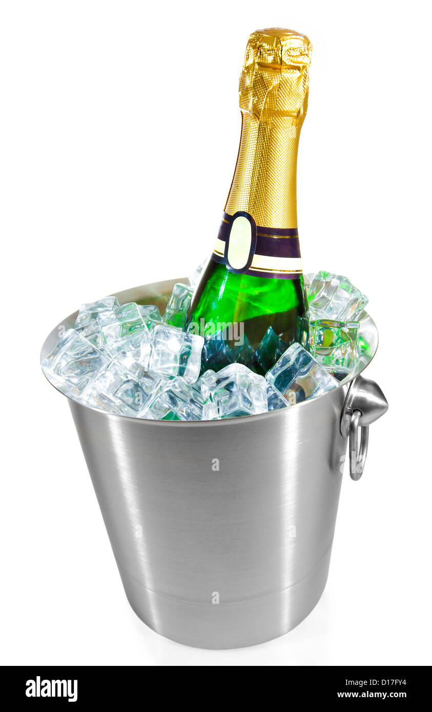 Bottiglia di champagne in una benna con ghiaccio sul bianco Foto Stock