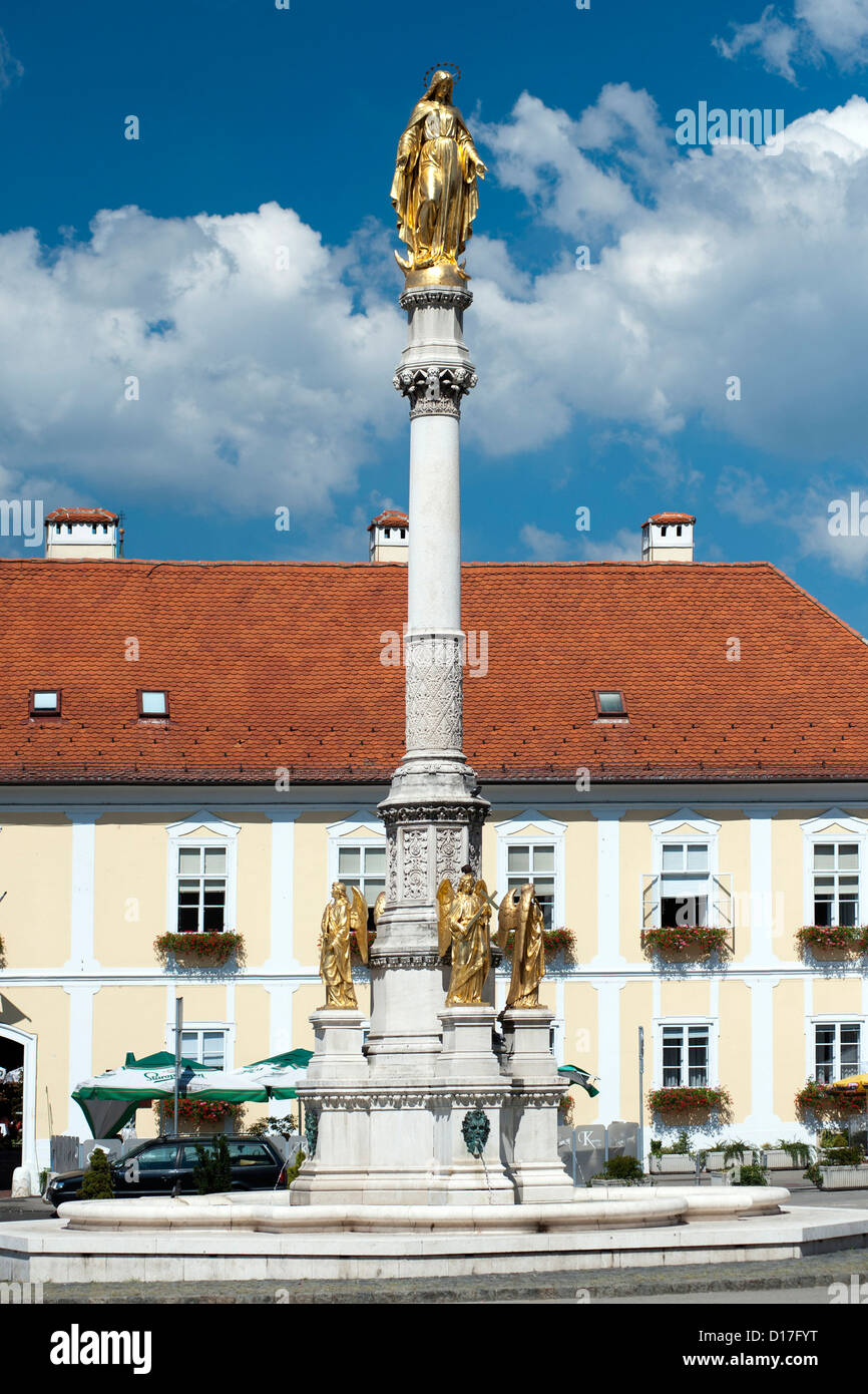 Statua della Vergine Maria sulla piazza Kaptol a Zagabria, la capitale della Croazia. Foto Stock