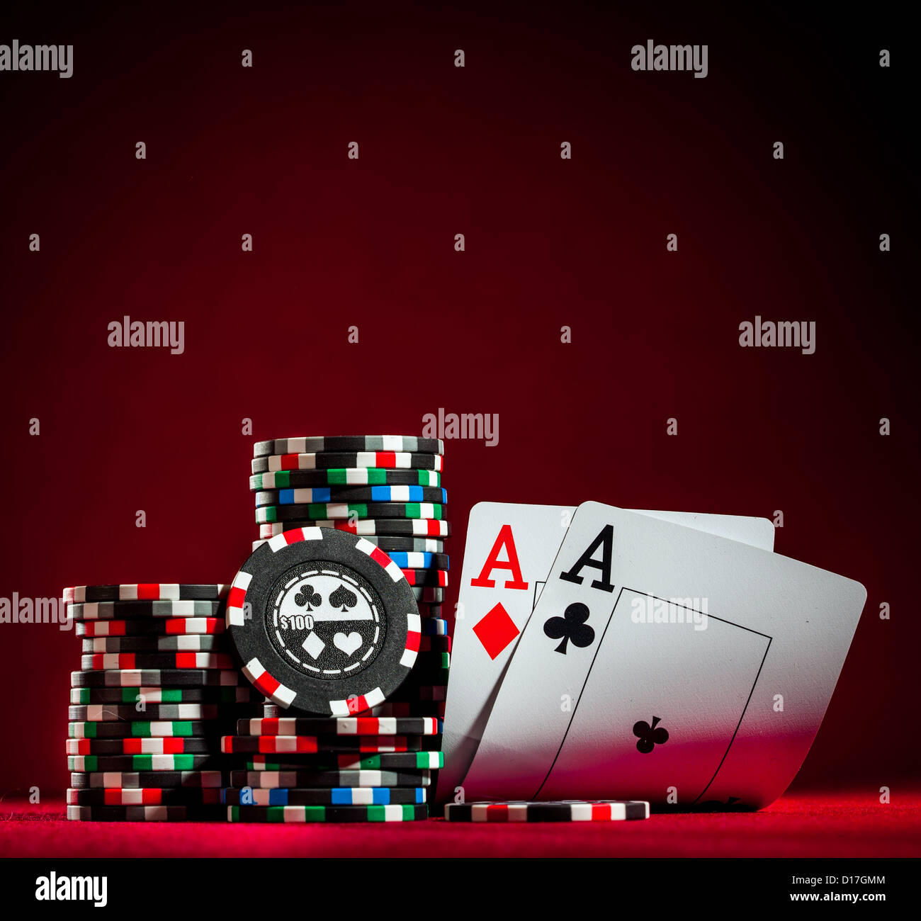 Pila di chip e due assi Foto Stock