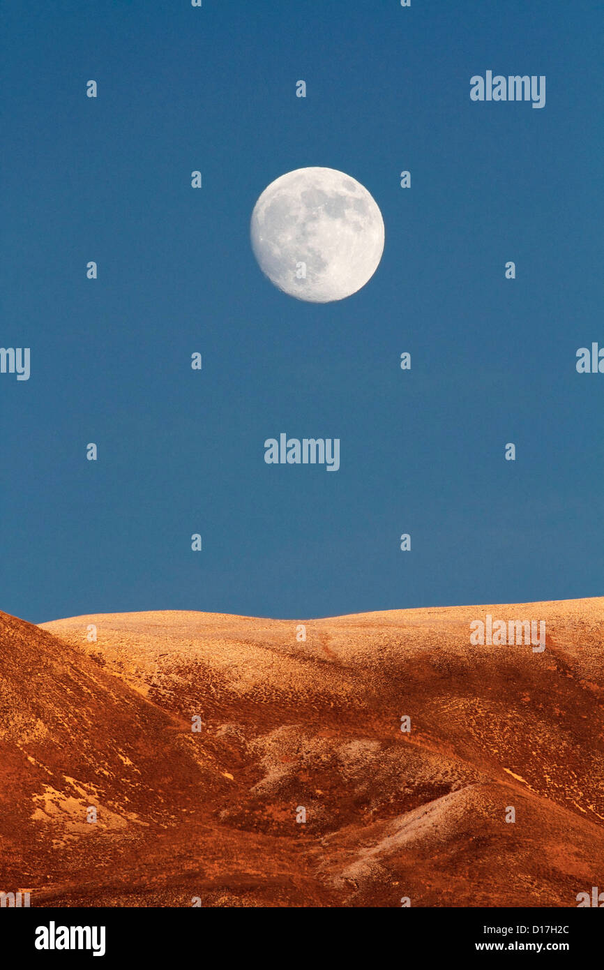 Europa Italia Monte Sibillini parco nazionale con la luna al tramonto Foto Stock