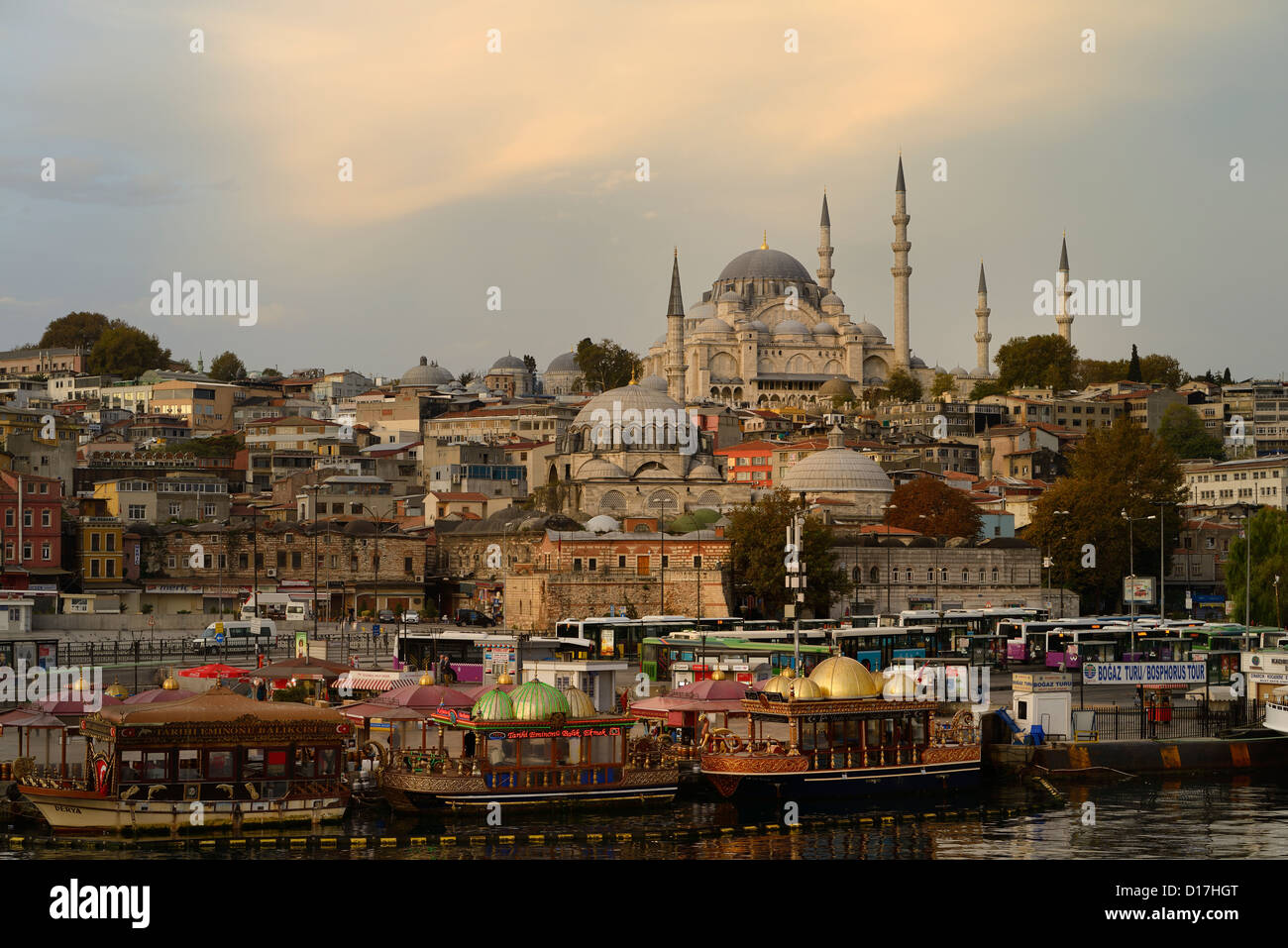 Rustem Pasha e moschee Suleymaniye all alba con tour barche ormeggiate sul Golden Horn Istanbul Turchia Foto Stock