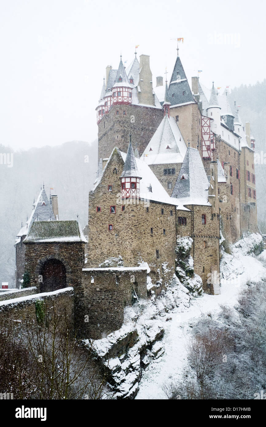 Vista di Burg Eltz castle in inverno la neve in Germania Foto Stock