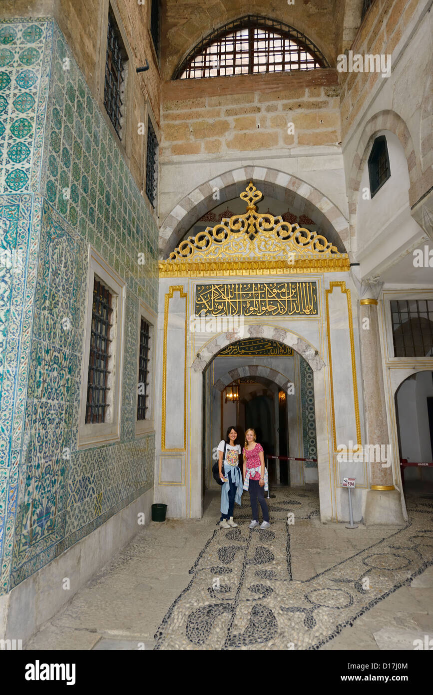 Due giovani turisti femminile presso la principale entrata Harem Topkapi Palace Istanbul Turchia Foto Stock