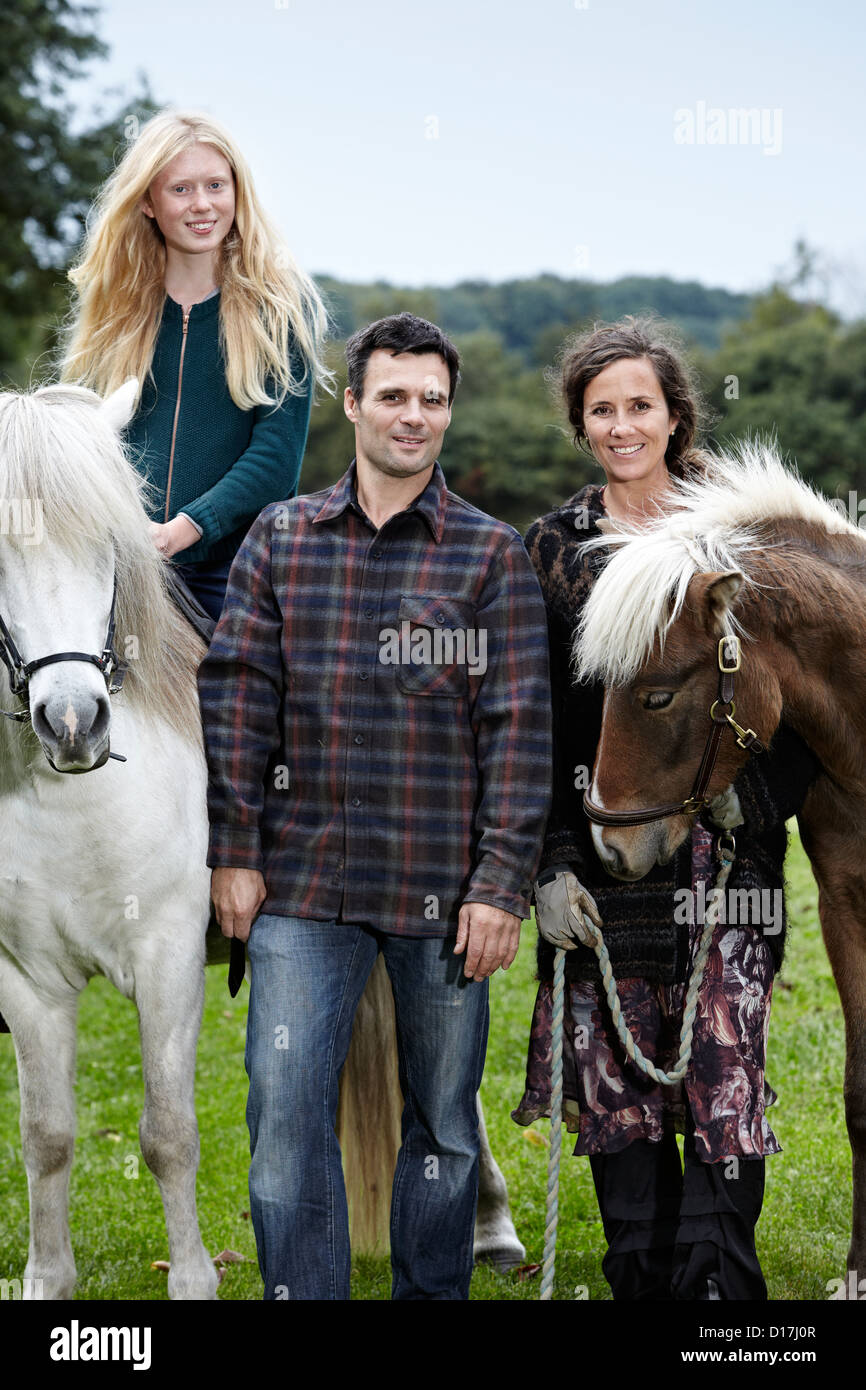 La famiglia cavalli a piedi all'aperto Foto Stock