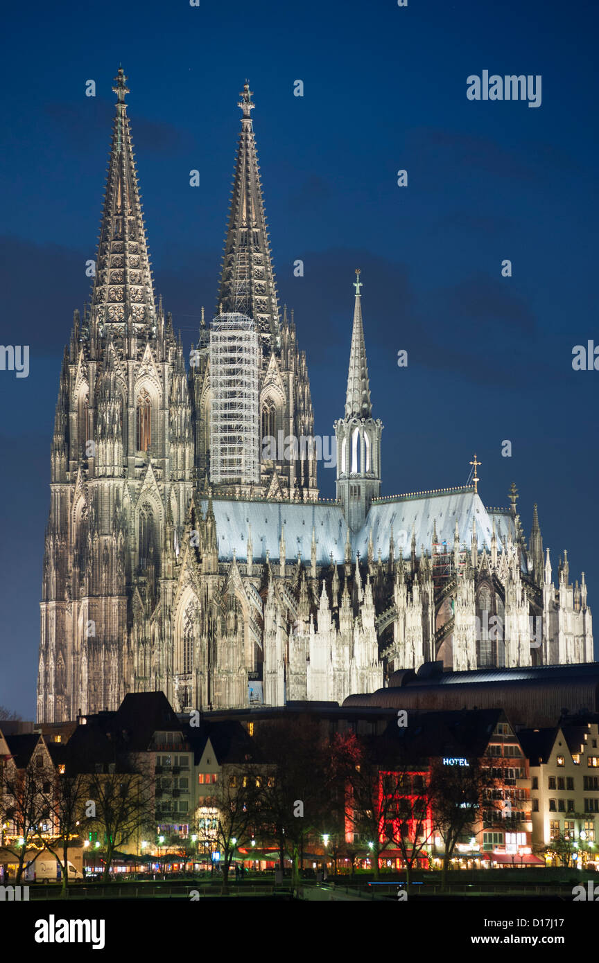 Illuminata di notte vista sulla Cattedrale di Colonia in Germania Foto Stock