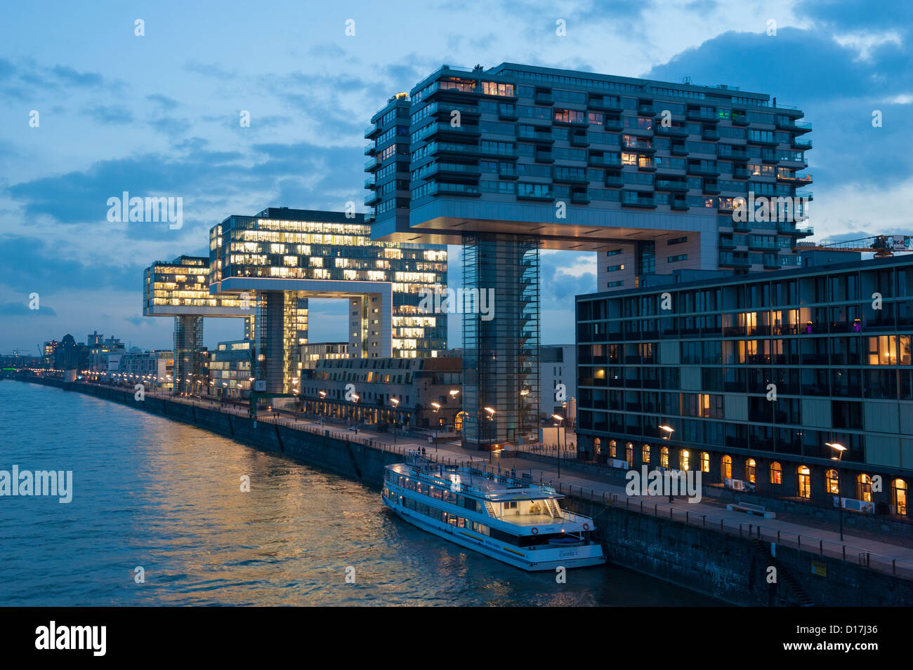 Vista serale della gru moderne-case a Rheinauhafen misto residenziale e commerciale per lo sviluppo di proprietà sul fiume Reno a Colonia Foto Stock