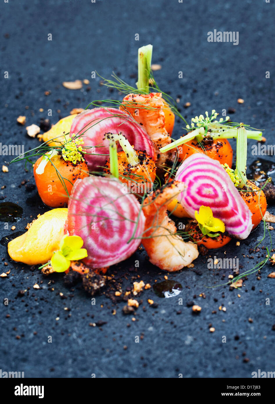 Cipolla, i gamberi e le erbe su piastra Foto Stock