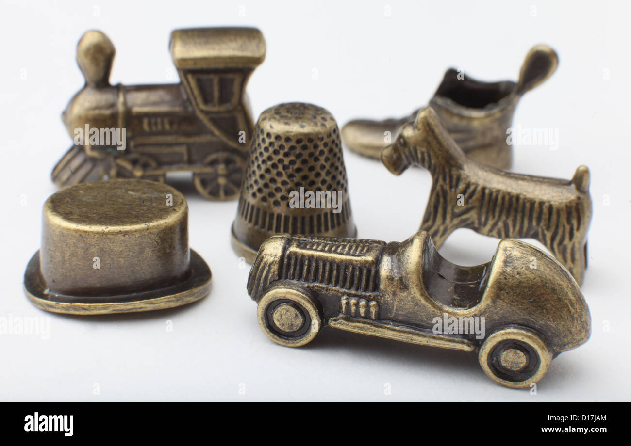 Tradizionale edizione inglese del popolare gioco di bordo di monopolio - Auto Treno cane Boot Top Hat e ditale Foto Stock Tradizionale edizione inglese del popolare gioco di bordo di monopolio - Auto Treno cane Boot Top Hat e ditale Foto Stock