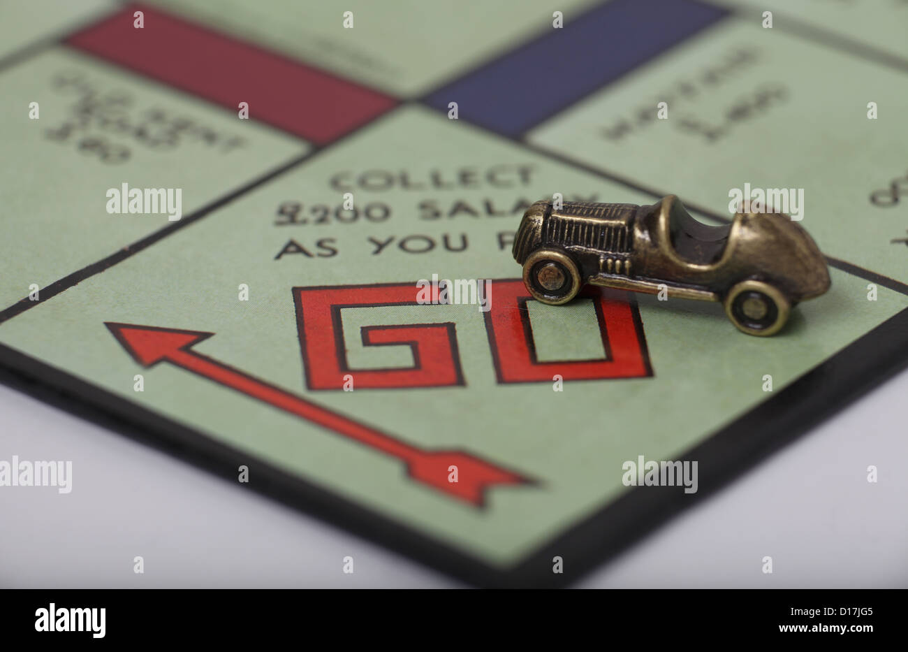Una vettura giocatori pezzo sul andare quadrato di un monopolio board. Foto Stock