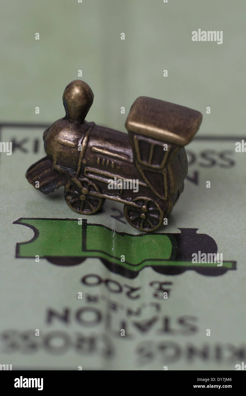 I giocatori del treno pezzo sul Kings Cross Station Square di un monopolio board. Foto Stock