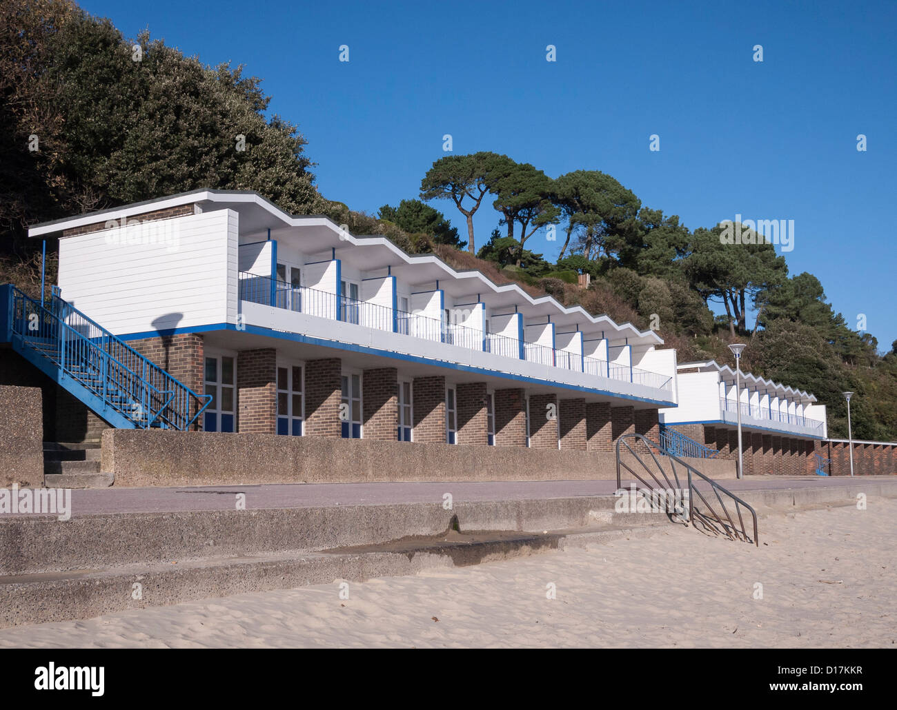 Una linea di spiaggia capanne, double deck design, barene Promenade, Dorset, Inghilterra, Regno Unito. Europa Foto Stock