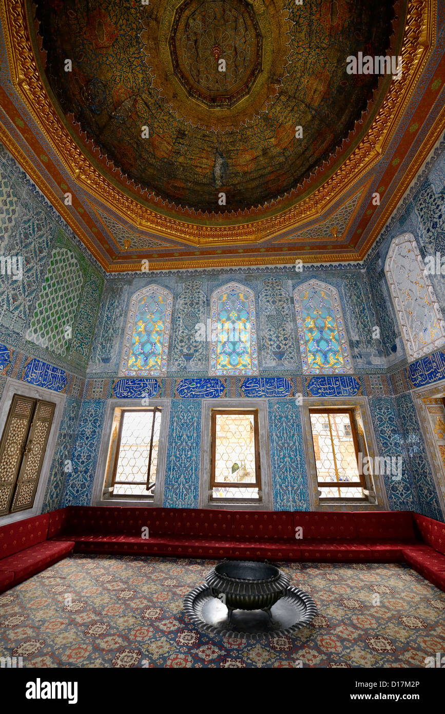 Twin pavilion Crown Prince appartamento con soffitto originale nel palazzo Topkapi Harem Istanbul Turchia Foto Stock