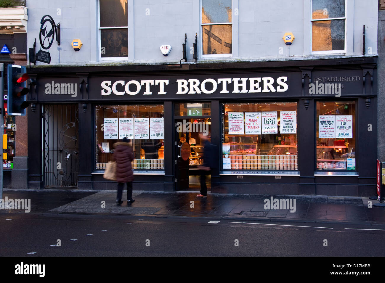 'Scott dei fratelli di una famiglia di macellaio pubblicità Natale vendite del prodotto visualizzati sul fronte vetrine di Dundee, Regno Unito Foto Stock
