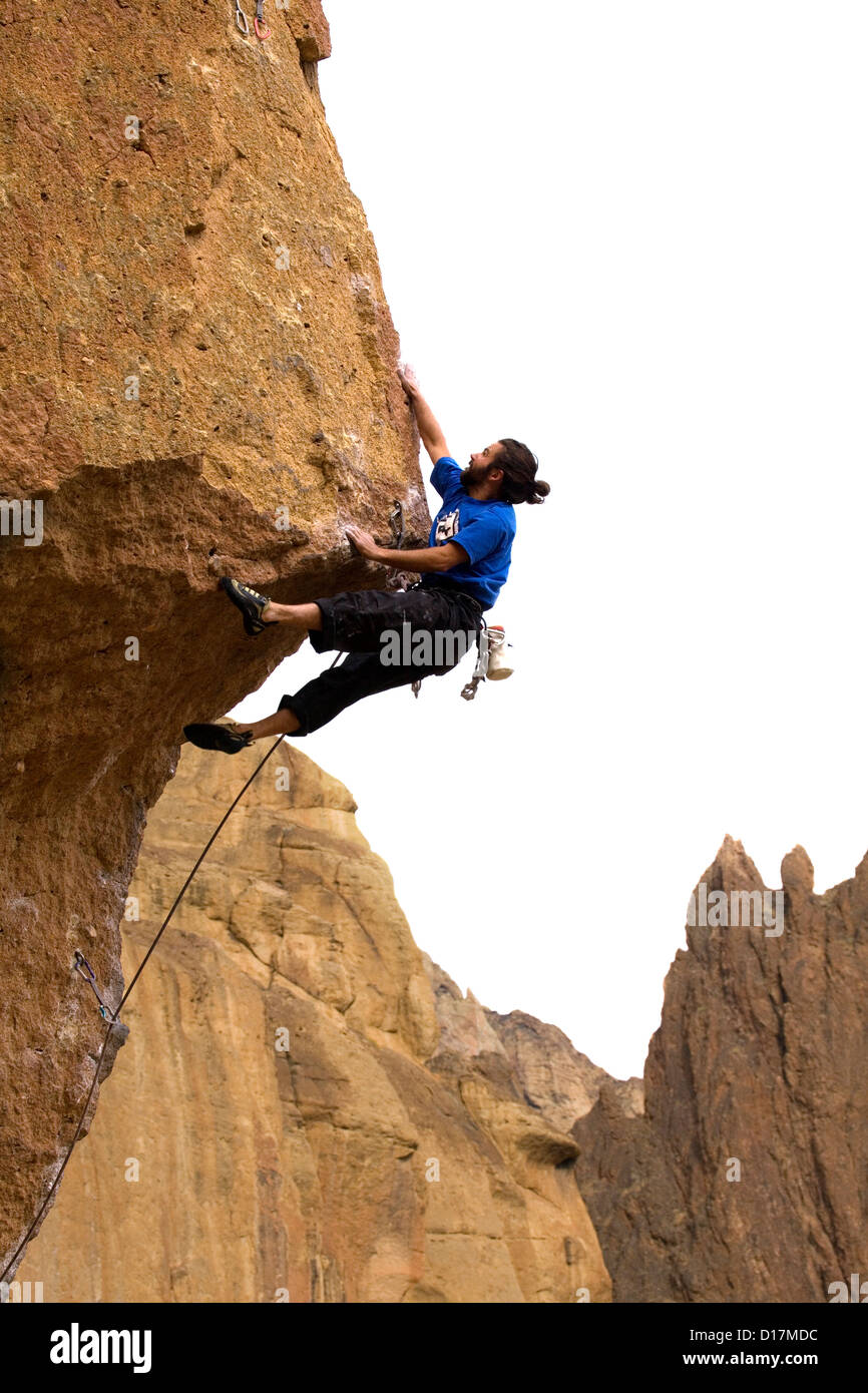O00592-00....OREGON - rocciatore Ben O'connell sporgenza crescente sulla reazione a catena arrampicata a Smith Rocks Parco dello Stato. Foto Stock