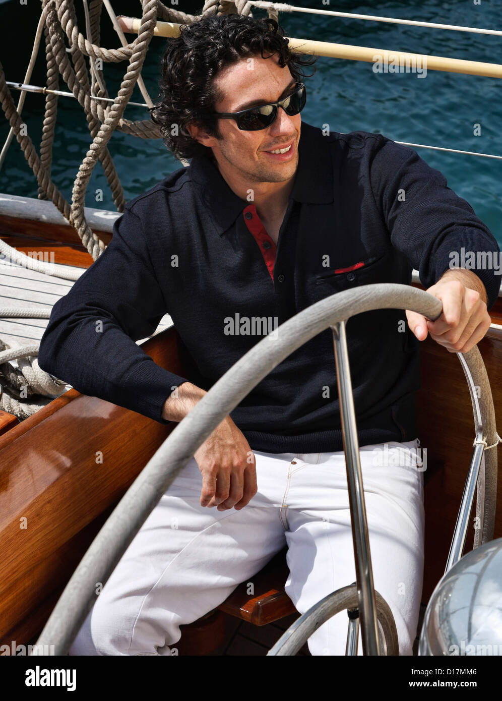 L'Italia, Toscana, giovane marinaio su una tavola di legno barca a vela Foto Stock