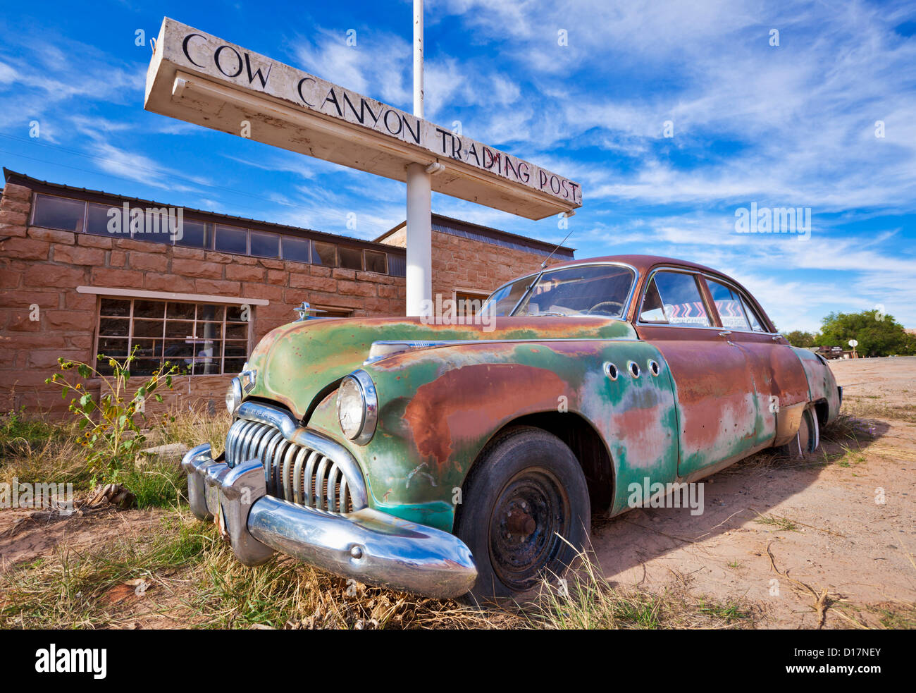 Vecchia ruggine Buick otto americano auto al di fuori del vecchio Cow Canyon Trading Post Bluff USA Utah Stati Uniti d'America Foto Stock