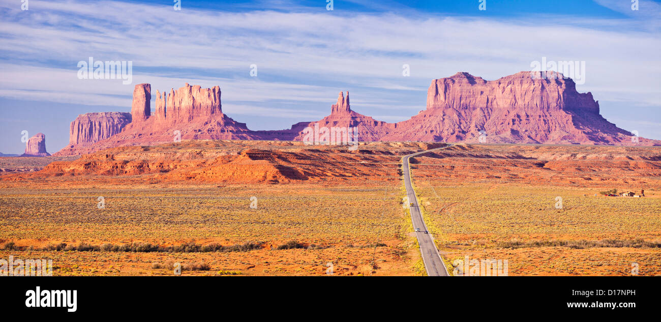 Immagine iconica della strada per il parco tribale Navajo Monument Valley, Arizona, Stati Uniti Stati Uniti d'America Foto Stock
