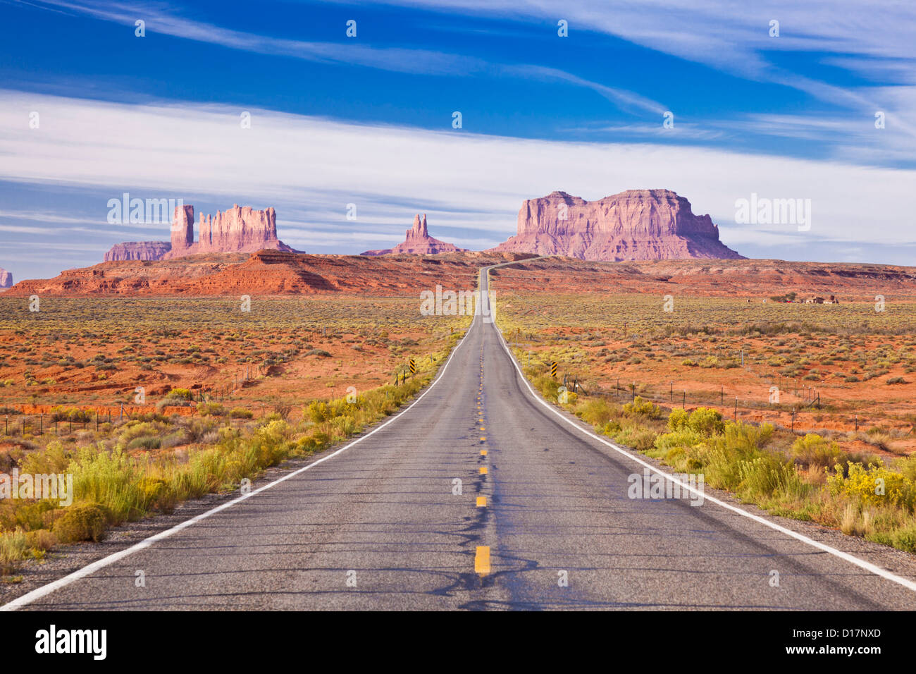Immagine iconica della strada per il parco tribale Navajo Monument Valley, USA Utah Stati Uniti d'America Foto Stock