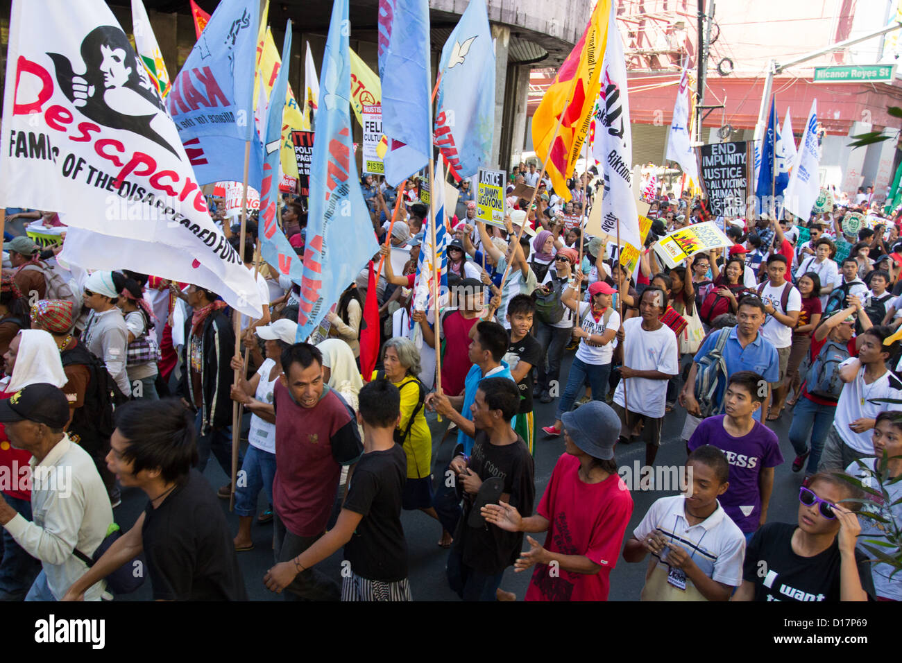 I manifestanti durante la 64a Dichiarazione Universale dei Diritti Umani nelle Filippine Foto Stock