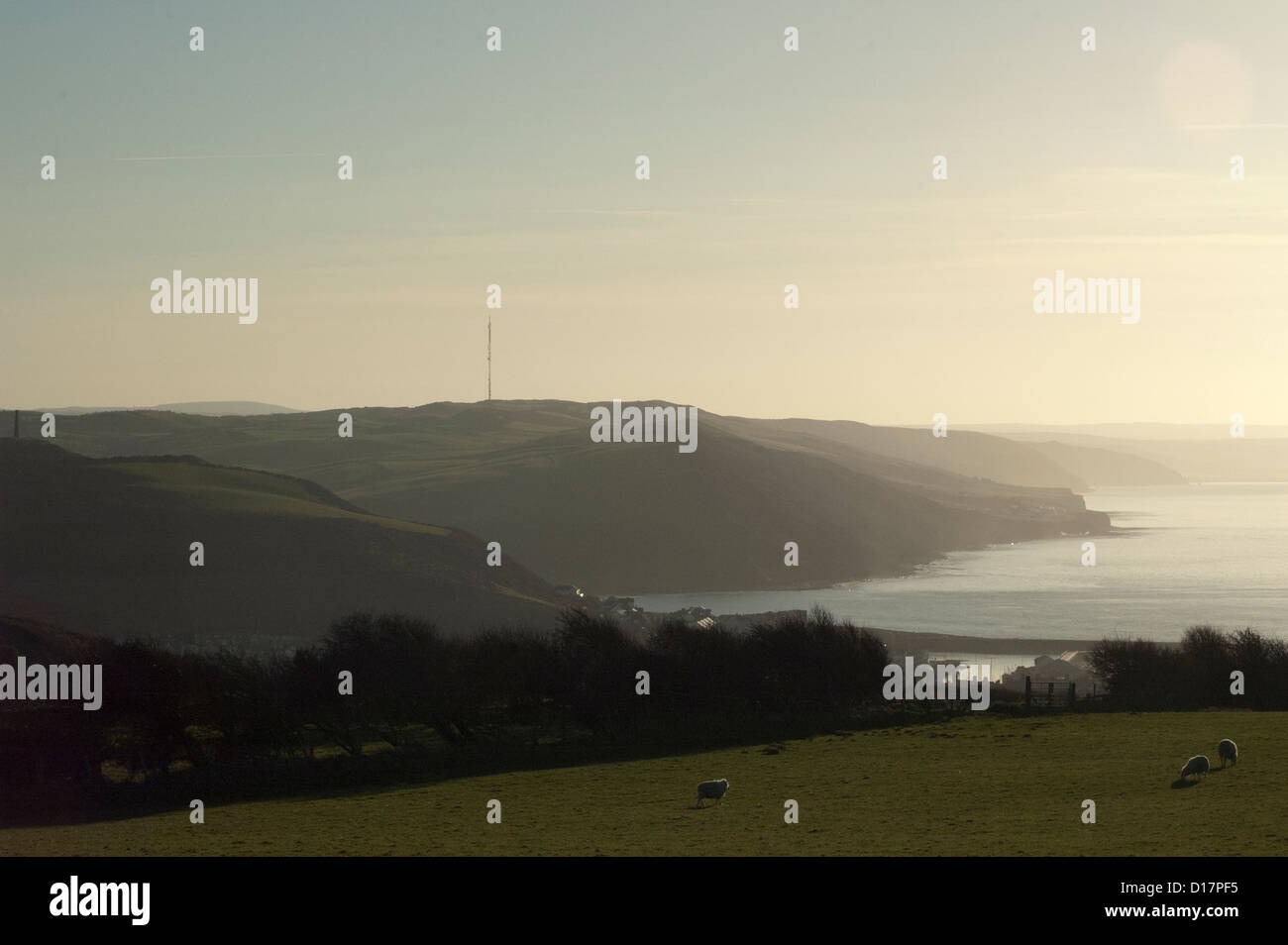 La vista di Cardigan Bay dal Constitution Hill come crepuscolo approcci. Foto Stock