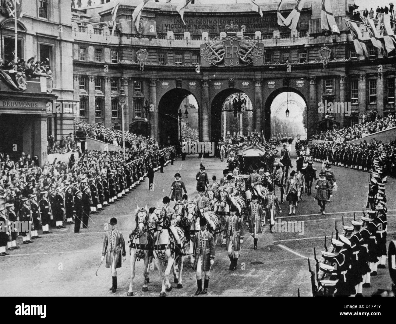 ELIZABETH II sulla strada per la sua incoronazione nel giugno 1953 passa sotto Admiralty Arch Foto Stock