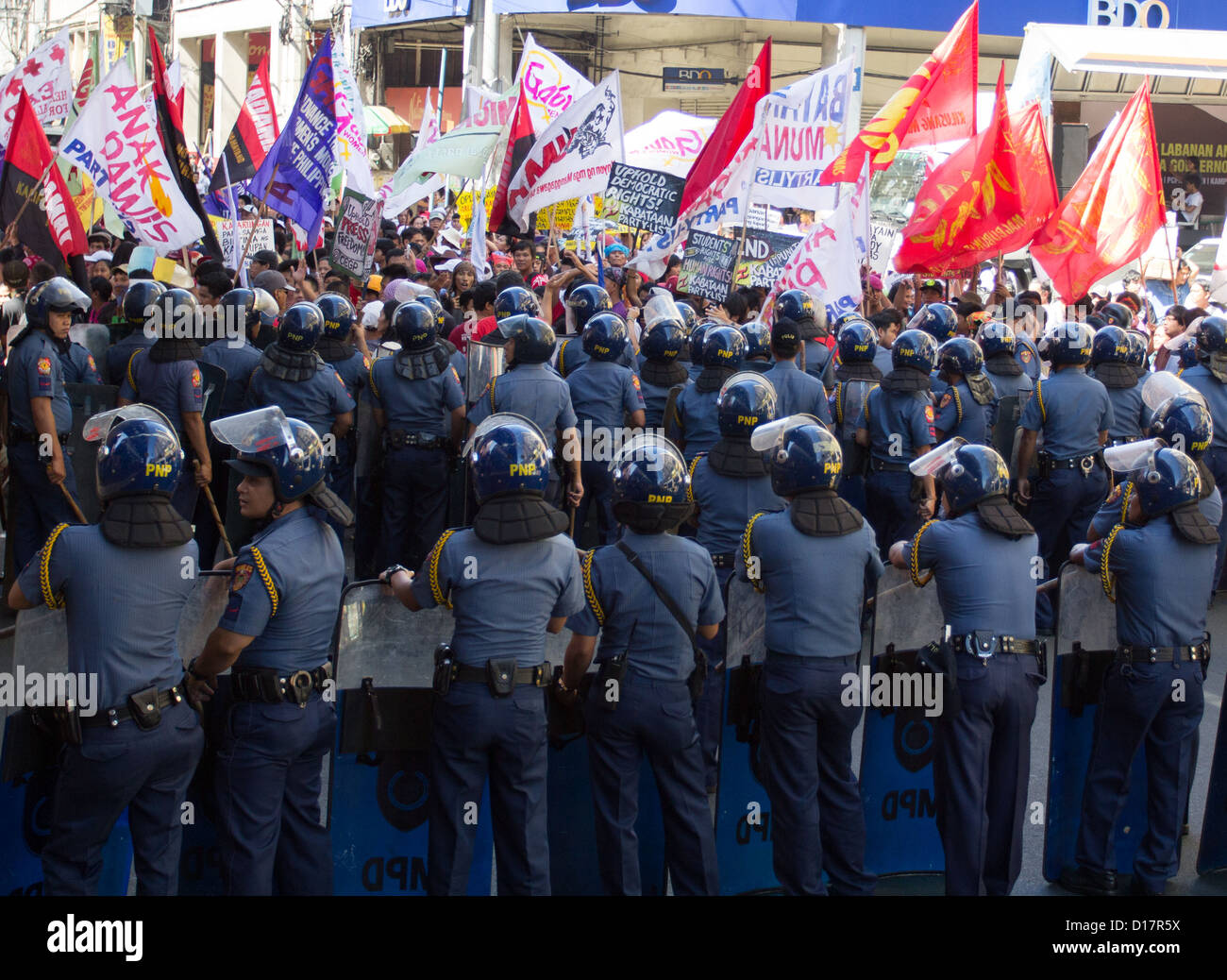 I manifestanti durante la 64a Dichiarazione Universale dei Diritti Umani nelle Filippine Foto Stock