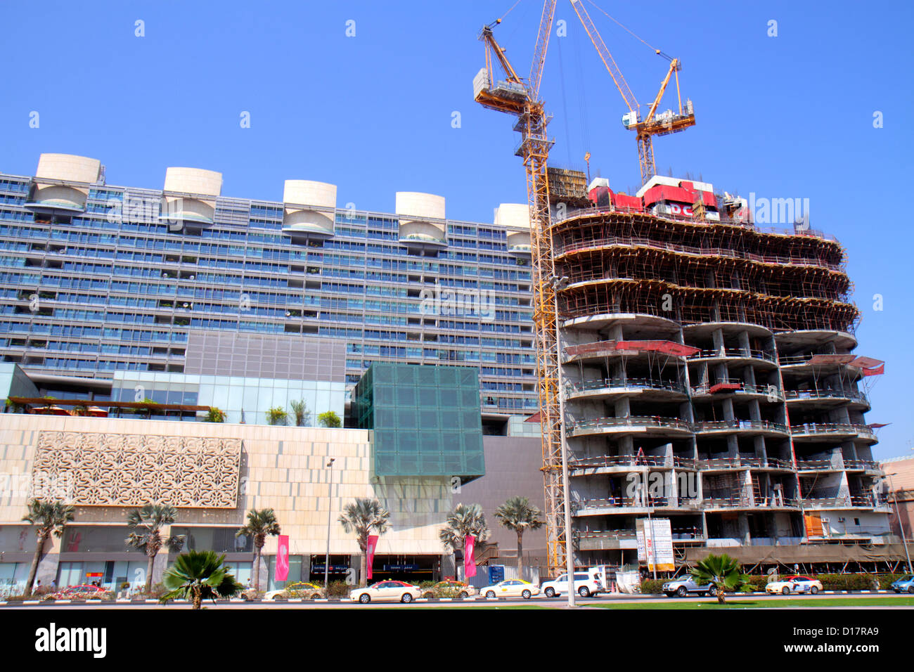 Dubai UAE,Emirati Arabi Uniti,Sheikh Khalifa bin Zayed Road,edificio,sotto costruzione nuovo cantiere costruttore,gru,strada scena,autobus,pullman,Burjum Foto Stock
