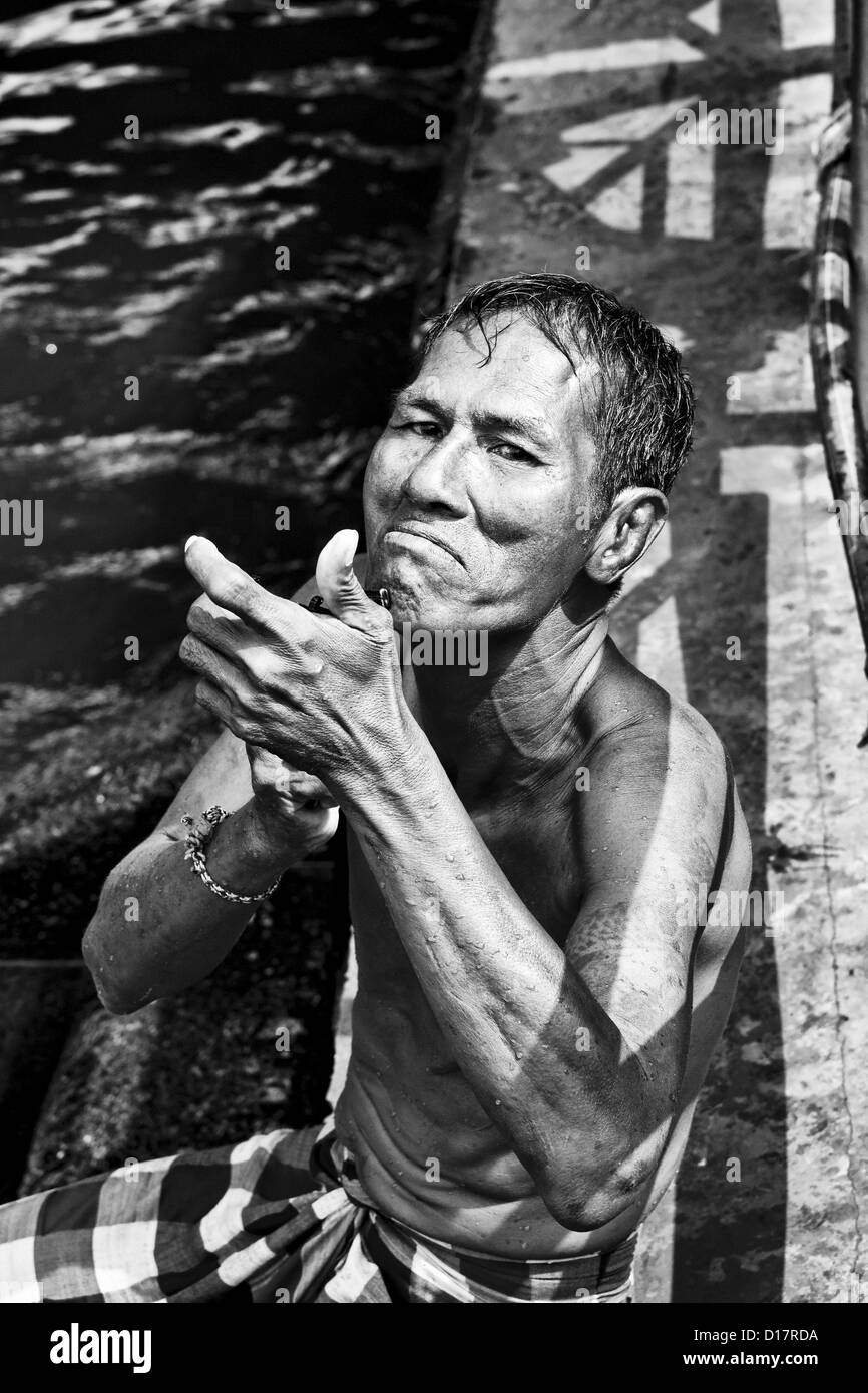 Thailandia, Bangkok, tatuato thai rasatura uomo dal del Fiume Chao Praya Foto Stock