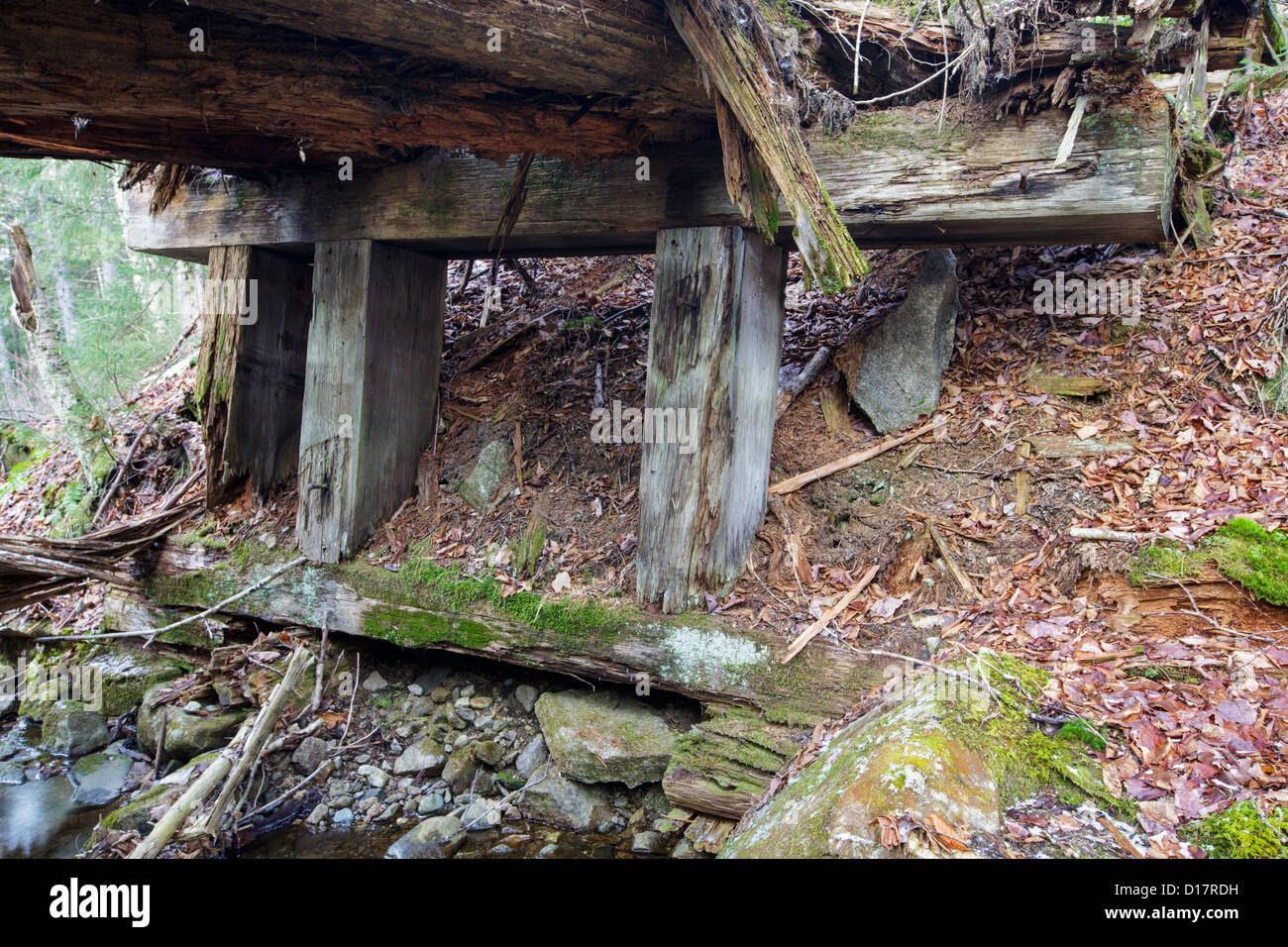 Vista laterale di un decadimento ponte di legno lungo gli abbandonati di Boston e il Maine Railroad Mt Washington filiale. Foto Stock