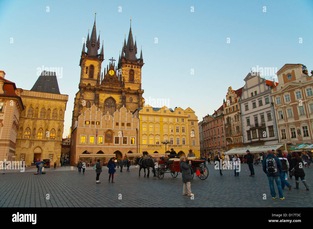 Staromestske namesti, la piazza della città vecchia di Praga Repubblica Ceca Europa Foto Stock