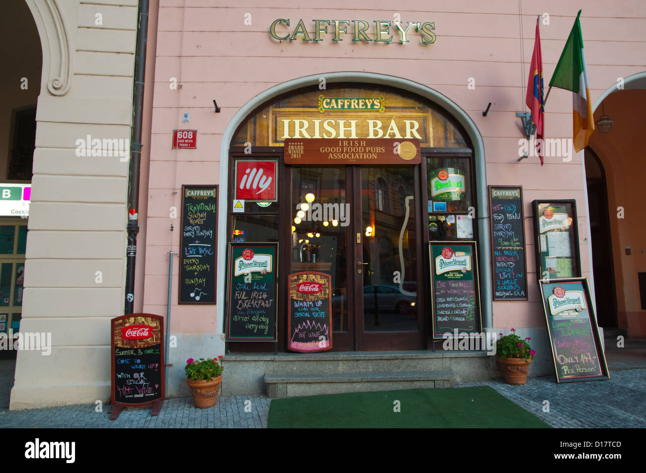 Caffreys Irish bar per i turisti a Staromestske namesti, la piazza della città vecchia di Praga Repubblica Ceca Europa Foto Stock