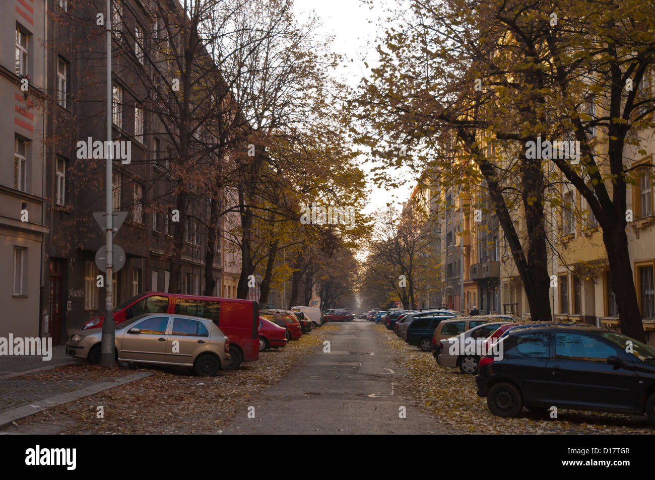 Street nel quartiere residenziale di autunno Zizkov quartiere Praga Repubblica Ceca Europa Foto Stock