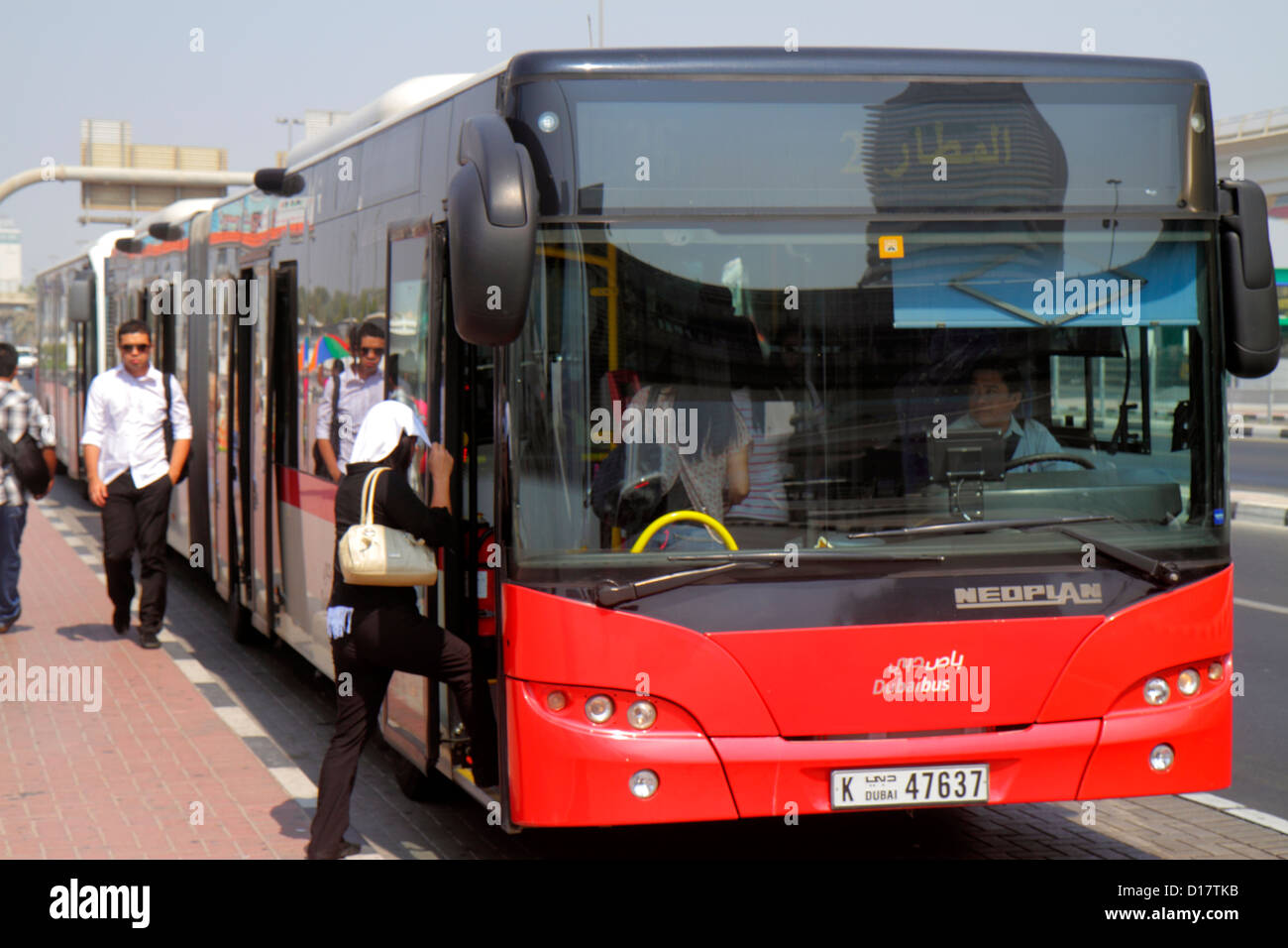 Dubai Emirati Arabi Uniti,al Safa,Sheikh Zayed Road,bus,pullman,UAE121013042 Foto Stock