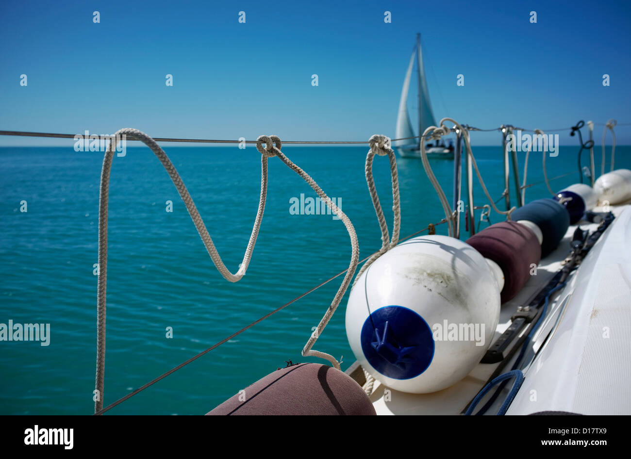 L'Italia, sicilia, mare Mediterraneo, i parafanghi su una barca a vela Foto Stock