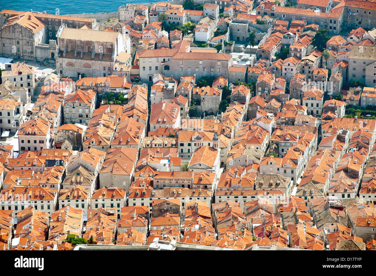 Vista sui tetti delle case nel centro storico della città di Dubrovnik sulla costa adriatica della Croazia. Foto Stock