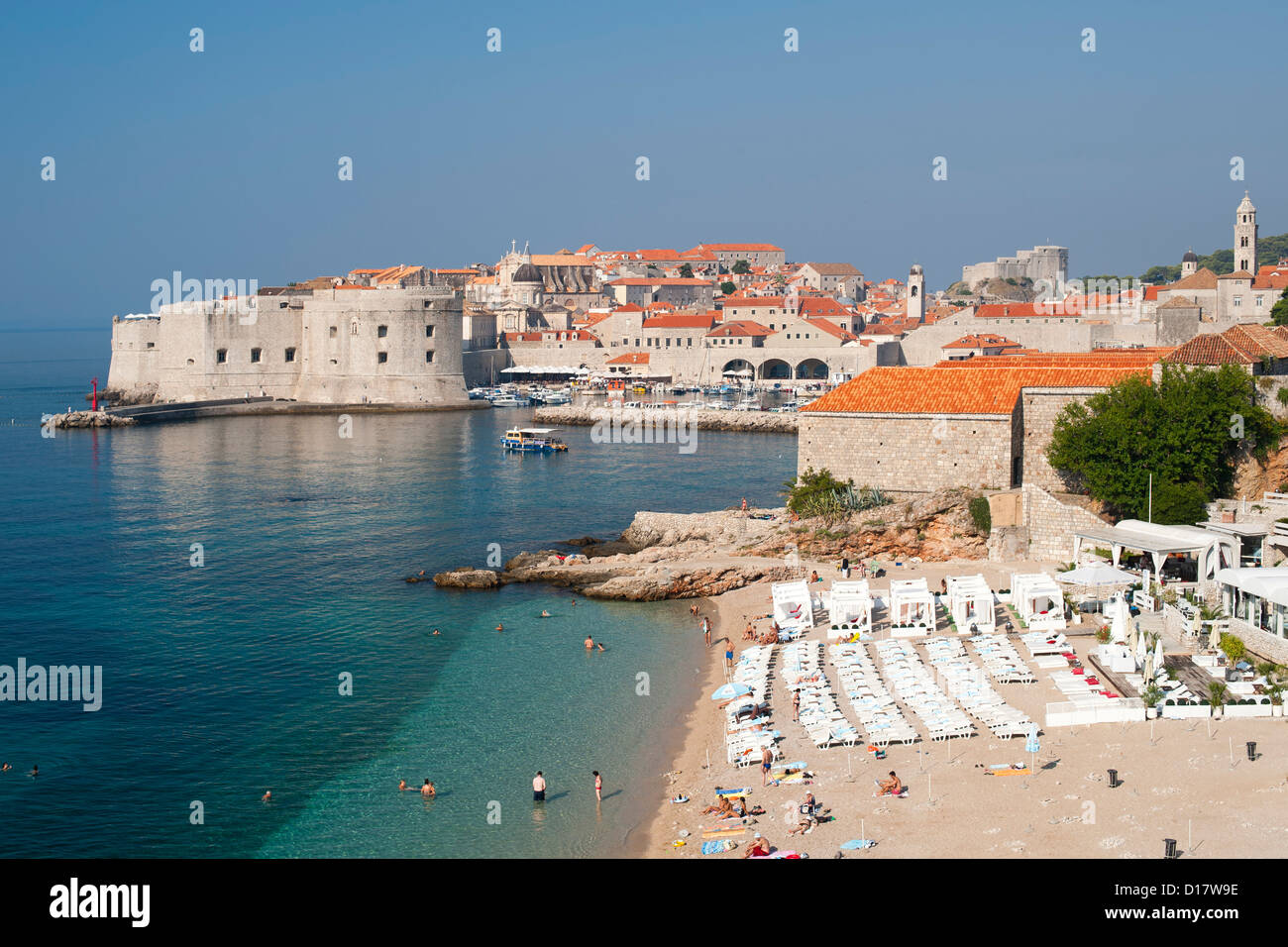 Spiaggia di Banje e la città vecchia e il porto di Dubrovnik, sulla costa adriatica della Croazia. Foto Stock