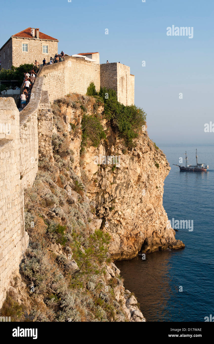 La parte di parete che circonda la città vecchia di Dubrovnik sulla costa adriatica della Croazia. Foto Stock