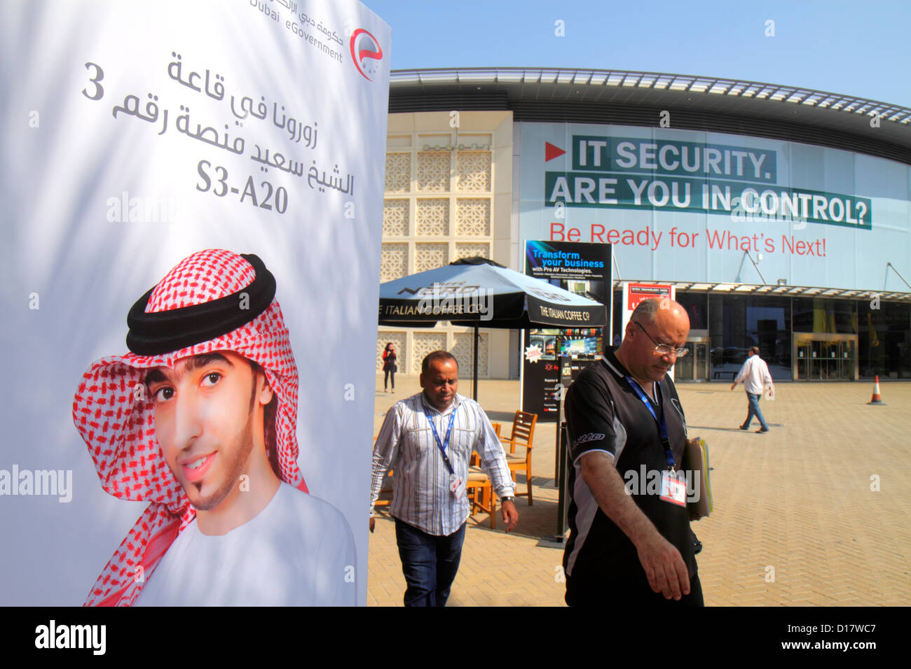 Dubai UAE,Emirati Arabi Uniti,Sheikh Zayed Road,World Trade Center,Centro Congressi,settimana tecnologica GITEX,speciale,Inglese,Arabo,lingua,bilingue, Foto Stock