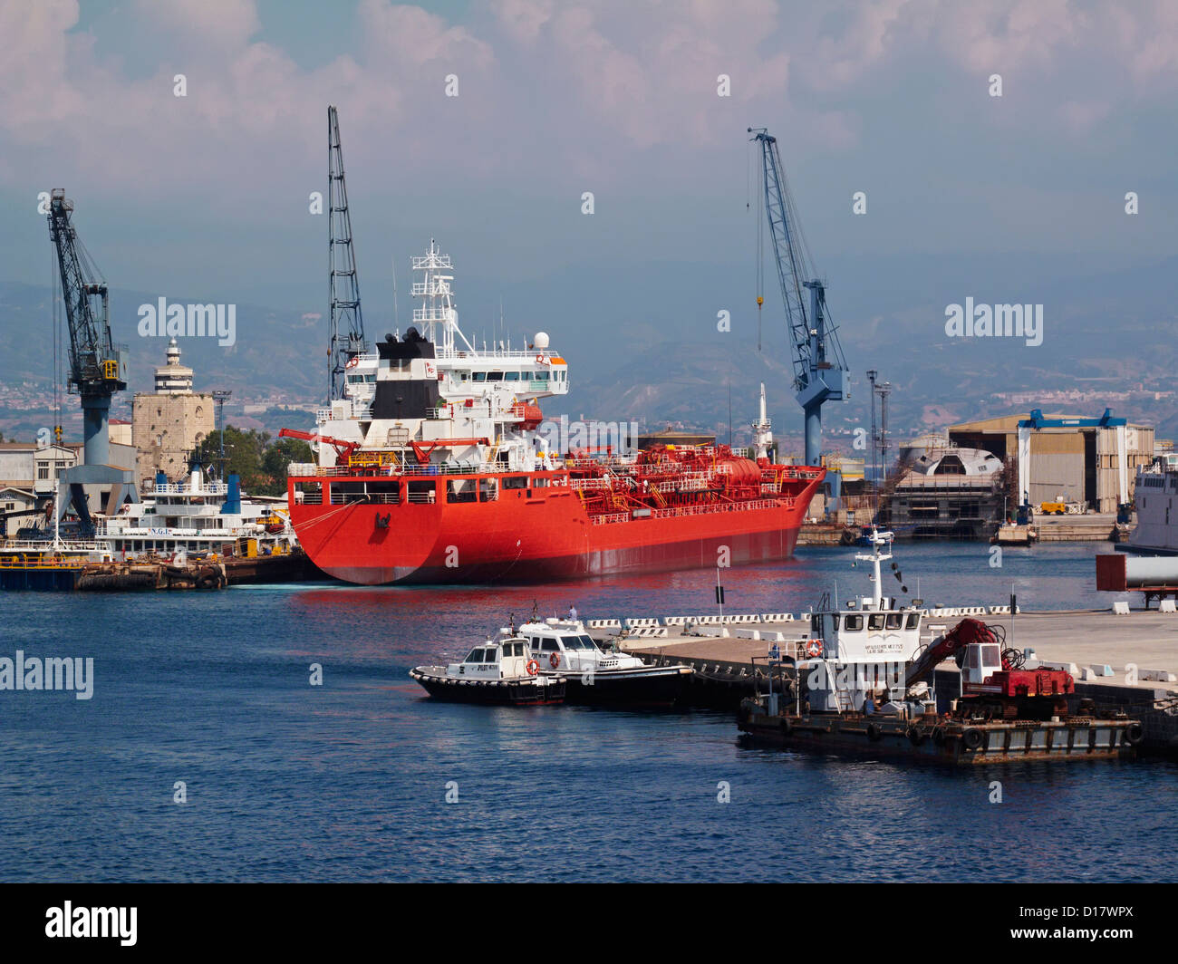 L'Italia, sicilia, porto di Messina, serbatoio olio Foto Stock