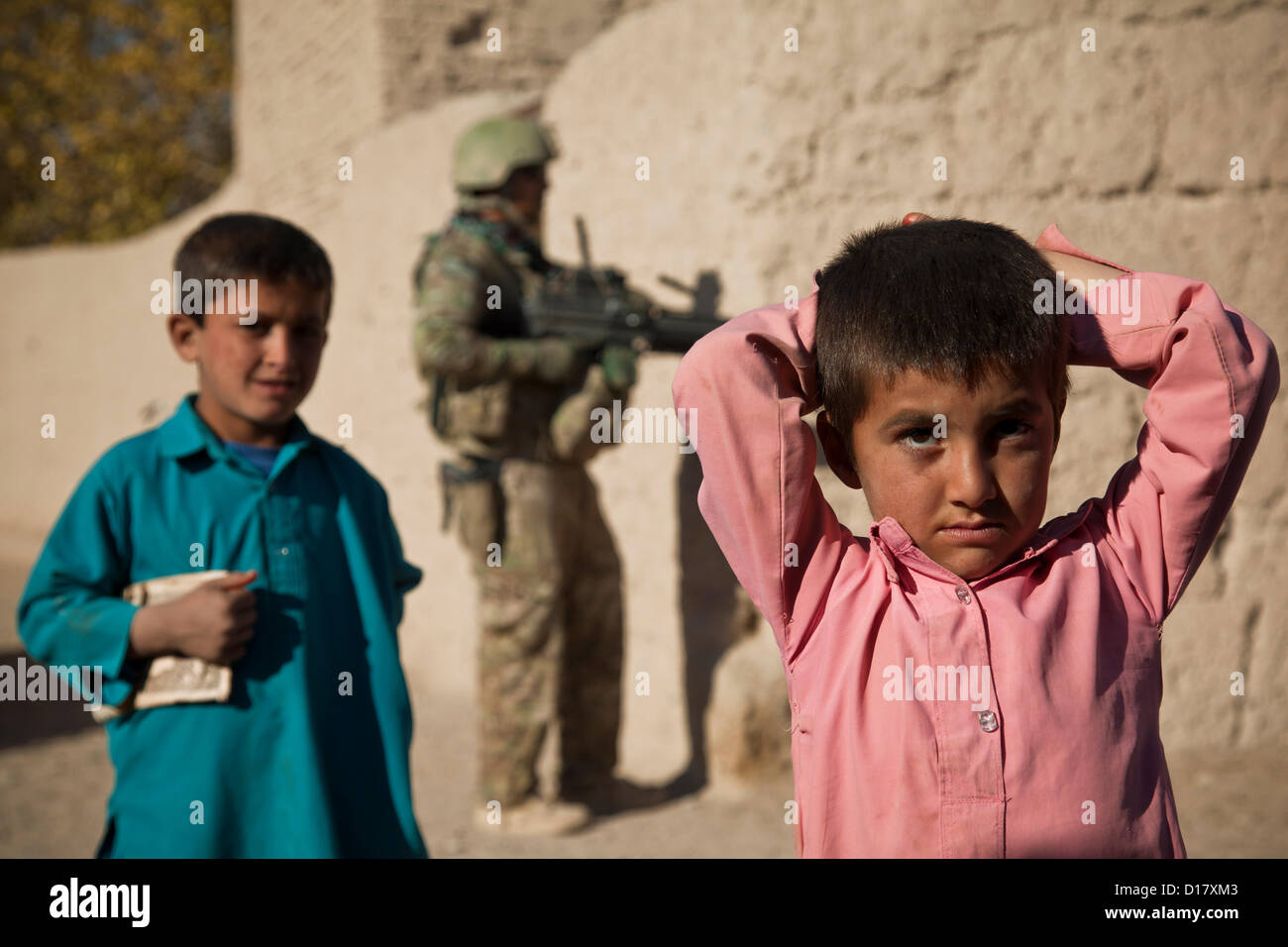 Bambini afgani guardare noi delle forze speciali durante una pattuglia Dicembre 9, 2012 nella provincia di Farah, Afghanistan. Foto Stock