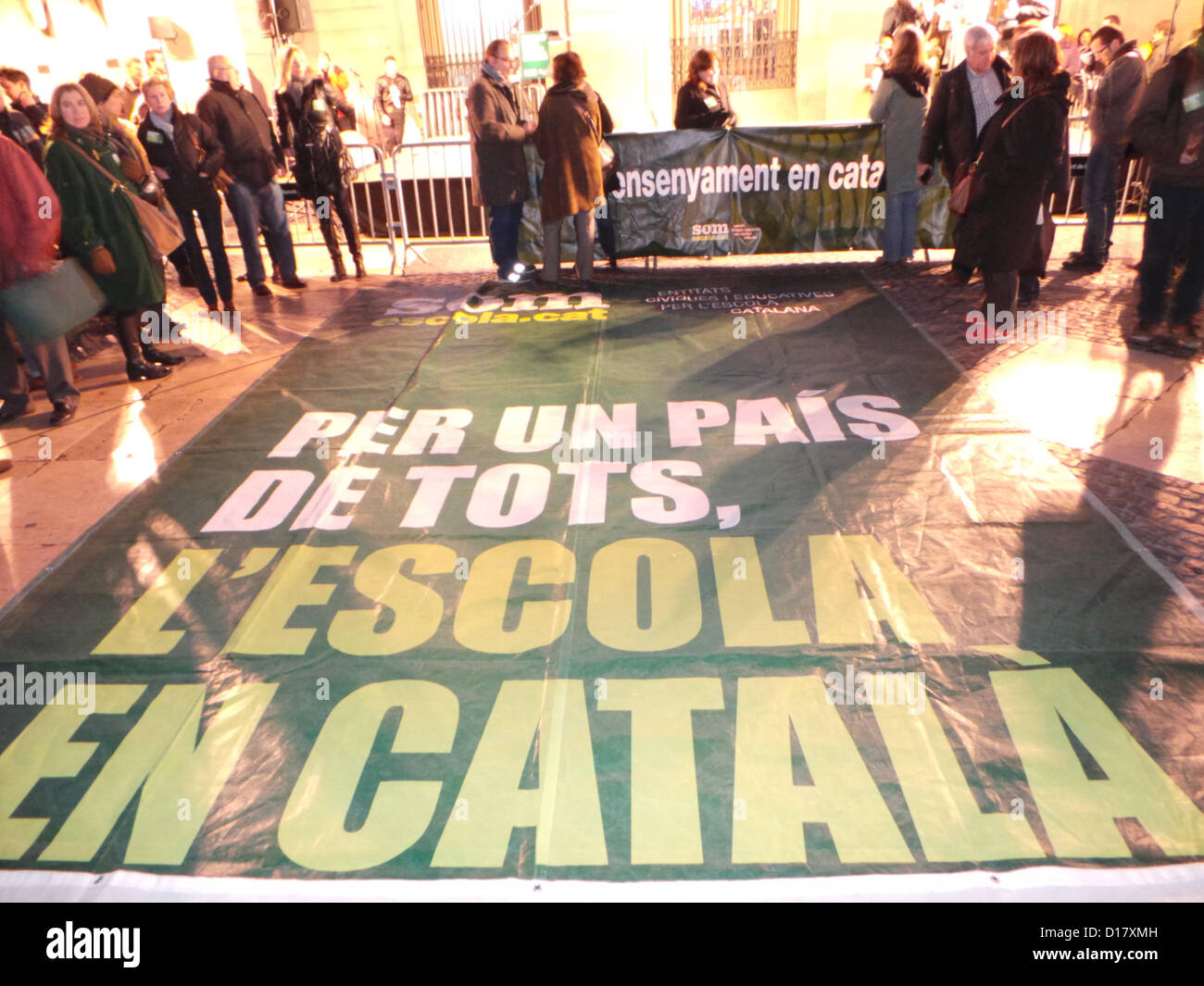 Dimostrazione su dicembre 10 nella Plaça Sant Jaume de Barcelona contro il governo spagnolo di istruzione atto a tagliare l'insegnamento del catalano in catalano scuole e lasciarlo al livello di una lingua straniera e le proteste sono anche contro il ministro spagnolo dell'istruzione José Ignacio Wert. Foto Stock